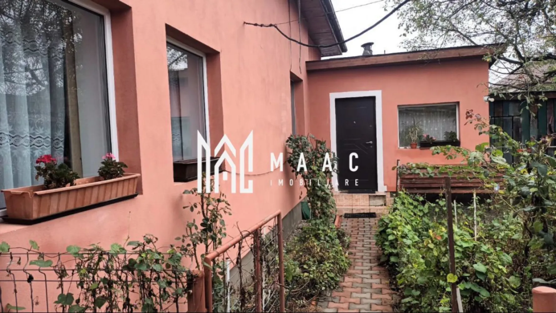 Casă de vânzare I 170 MPU I teren 1200 mp I zonă ultracentrală - Tălmaciu - MAAC Imobiliare va propune spre vanzare o casă spațioasă situată ultracentral în Tălmaciu, într-o zonă liniștită și bine poziționată, aproape de principalele puncte de interes ale orașului: centrul comercial, parc, liceu, biserică, centru medical și ștrand. Suprafața utilă a casei este de 170 mp, iar proprietatea beneficiază de un teren generos de 1200 mp, care oferă multiple posibilități de amenajare pentru grădină, livadă sau zonă de relaxare. Compartimentare: 4 camere decomandate bucătărie baie mare cu cadă 2 cămări pentru depozitare casa scării cu acces la pod mansardabil Podul este mansardabil, oferind posibilitatea extinderii spațiului locuibil. Utilități și dotări: apă curent electric gaz încălzire prin centrală termică proprie Dependințe: garaj spații suplimentare de depozitare Casa se vinde complet mobilată și utilată. Imobilul se află într-o stare foarte bună de întreținere și nu necesită reparații, doar eventuale modernizări după preferințele viitorilor proprietari. Proprietatea este ideală pentru o familie care își dorește spațiu generos, liniște și o poziționare centrală. Pentru mai multe detalii si programarea unei vizionari va rugam sa specificati ID: CP2811491. }}