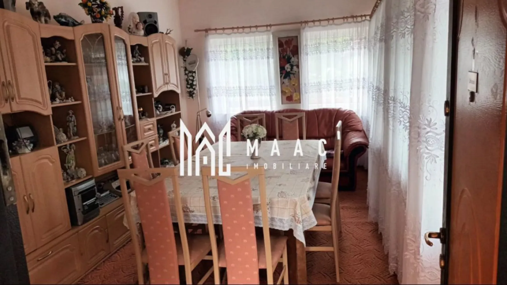 Casă de vânzare I 170 MPU I teren 1200 mp I zonă ultracentrală - Tălmaciu - MAAC Imobiliare va propune spre vanzare o casă spațioasă situată ultracentral în Tălmaciu, într-o zonă liniștită și bine poziționată, aproape de principalele puncte de interes ale orașului: centrul comercial, parc, liceu, biserică, centru medical și ștrand. Suprafața utilă a casei este de 170 mp, iar proprietatea beneficiază de un teren generos de 1200 mp, care oferă multiple posibilități de amenajare pentru grădină, livadă sau zonă de relaxare. Compartimentare: 4 camere decomandate bucătărie baie mare cu cadă 2 cămări pentru depozitare casa scării cu acces la pod mansardabil Podul este mansardabil, oferind posibilitatea extinderii spațiului locuibil. Utilități și dotări: apă curent electric gaz încălzire prin centrală termică proprie Dependințe: garaj spații suplimentare de depozitare Casa se vinde complet mobilată și utilată. Imobilul se află într-o stare foarte bună de întreținere și nu necesită reparații, doar eventuale modernizări după preferințele viitorilor proprietari. Proprietatea este ideală pentru o familie care își dorește spațiu generos, liniște și o poziționare centrală. Pentru mai multe detalii si programarea unei vizionari va rugam sa specificati ID: CP2811491. }}