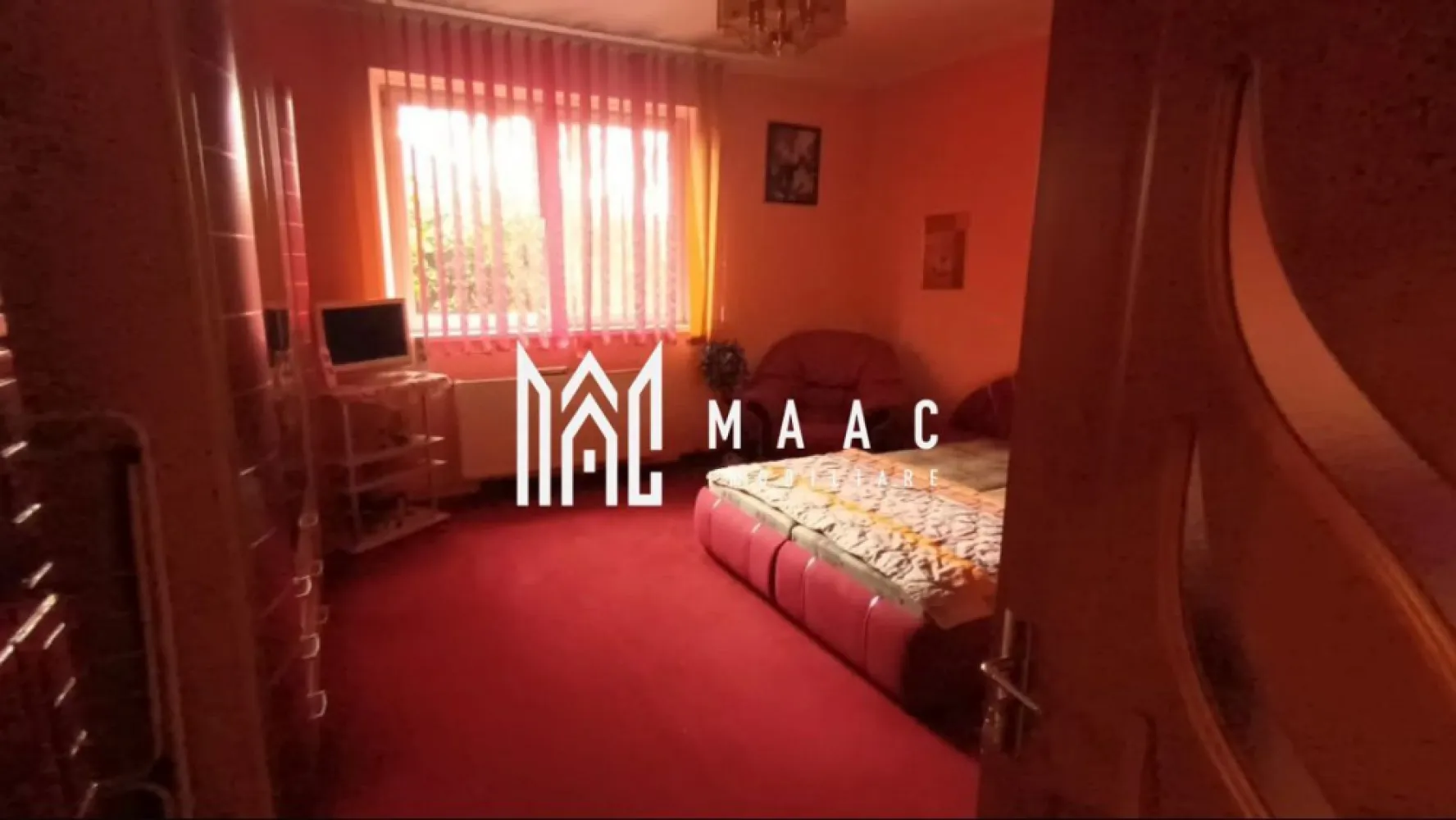Casă de vânzare I 170 MPU I teren 1200 mp I zonă ultracentrală - Tălmaciu - MAAC Imobiliare va propune spre vanzare o casă spațioasă situată ultracentral în Tălmaciu, într-o zonă liniștită și bine poziționată, aproape de principalele puncte de interes ale orașului: centrul comercial, parc, liceu, biserică, centru medical și ștrand. Suprafața utilă a casei este de 170 mp, iar proprietatea beneficiază de un teren generos de 1200 mp, care oferă multiple posibilități de amenajare pentru grădină, livadă sau zonă de relaxare. Compartimentare: 4 camere decomandate bucătărie baie mare cu cadă 2 cămări pentru depozitare casa scării cu acces la pod mansardabil Podul este mansardabil, oferind posibilitatea extinderii spațiului locuibil. Utilități și dotări: apă curent electric gaz încălzire prin centrală termică proprie Dependințe: garaj spații suplimentare de depozitare Casa se vinde complet mobilată și utilată. Imobilul se află într-o stare foarte bună de întreținere și nu necesită reparații, doar eventuale modernizări după preferințele viitorilor proprietari. Proprietatea este ideală pentru o familie care își dorește spațiu generos, liniște și o poziționare centrală. Pentru mai multe detalii si programarea unei vizionari va rugam sa specificati ID: CP2811491. }}