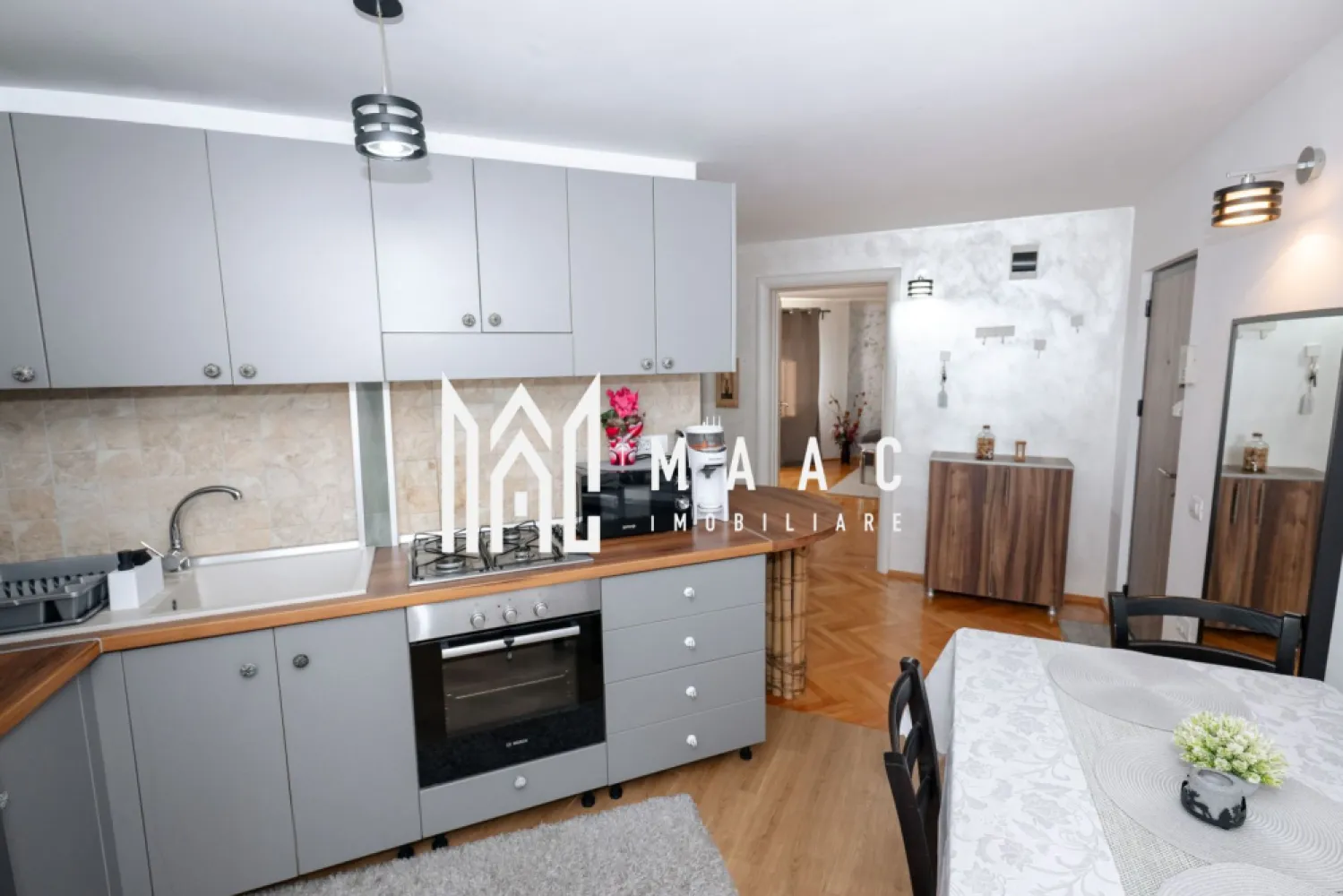 Apartament 2 camere | Centrala Proprie | Mobilat - ID proprietate: CP2958217 MAAC Imobiliare vă propune spre vânzare un apartament decomandat cu 2 camere, situat în Cartier Nord – Str. Doctor Hacman, Râmnicu Vâlcea, într-o zonă apreciată a orașului, cu acces rapid către magazine, transport și Shopping City Râmnicu Vâlcea. Apartamentul este situat la etajul 4 din 4 al unui bloc construit în 1987, prevăzut cu acoperiș și pod, iar pe palier se află doar două apartamente, oferind mai multă liniște și intimitate. Locuința are orientare Sud-Est, cu vedere către oraș, beneficiind de lumină naturală pe tot parcursul zilei. Suprafață: 49 mp utili 53 mp utili cu balcon Compartimentare: living spațios dormitor bucătărie separată, complet mobilată baie renovată integral, prevăzută cu cabină de duș balcon închis cu tâmplărie termopan, cu vedere către Shopping City Râmnicu Vâlcea Dotări și beneficii: se vinde complet mobilat și utilat centrală termică proprie aer condiționat pereți finisați cu vopsea decorativă baie renovată integral bloc cu acoperiș și pod disponibil în cel mai scurt timp Apartamentul este potrivit atât pentru locuință personală, cât și pentru investiție, datorită poziționării și compartimentării eficiente. Pentru mai multe informații sau programarea unei vizionări, vă stăm la dispoziție. MAAC Imobiliare. }}