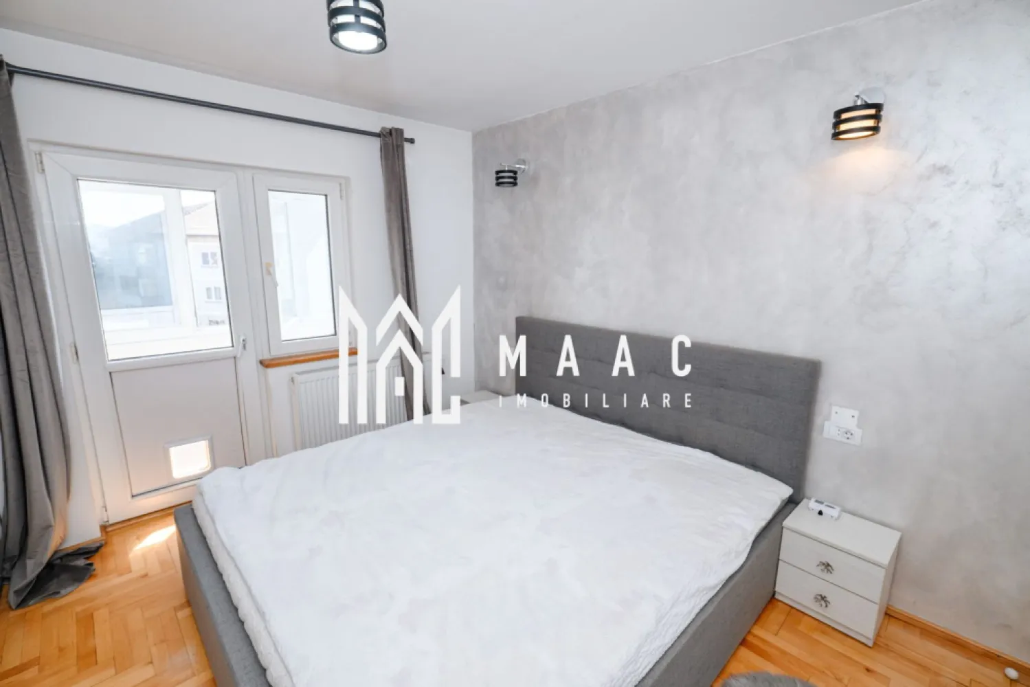 Apartament 2 camere | Centrala Proprie | Mobilat - ID proprietate: CP2958217 MAAC Imobiliare vă propune spre vânzare un apartament decomandat cu 2 camere, situat în Cartier Nord – Str. Doctor Hacman, Râmnicu Vâlcea, într-o zonă apreciată a orașului, cu acces rapid către magazine, transport și Shopping City Râmnicu Vâlcea. Apartamentul este situat la etajul 4 din 4 al unui bloc construit în 1987, prevăzut cu acoperiș și pod, iar pe palier se află doar două apartamente, oferind mai multă liniște și intimitate. Locuința are orientare Sud-Est, cu vedere către oraș, beneficiind de lumină naturală pe tot parcursul zilei. Suprafață: 49 mp utili 53 mp utili cu balcon Compartimentare: living spațios dormitor bucătărie separată, complet mobilată baie renovată integral, prevăzută cu cabină de duș balcon închis cu tâmplărie termopan, cu vedere către Shopping City Râmnicu Vâlcea Dotări și beneficii: se vinde complet mobilat și utilat centrală termică proprie aer condiționat pereți finisați cu vopsea decorativă baie renovată integral bloc cu acoperiș și pod disponibil în cel mai scurt timp Apartamentul este potrivit atât pentru locuință personală, cât și pentru investiție, datorită poziționării și compartimentării eficiente. Pentru mai multe informații sau programarea unei vizionări, vă stăm la dispoziție. MAAC Imobiliare. }}