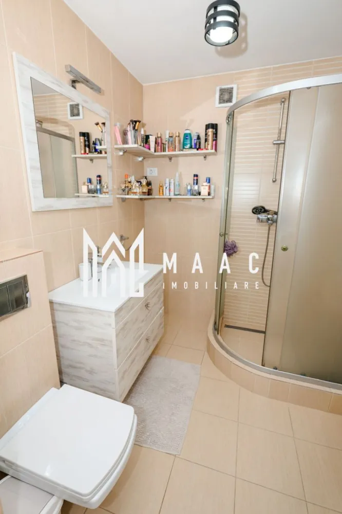 Apartament 2 camere | Centrala Proprie | Mobilat - ID proprietate: CP2958217 MAAC Imobiliare vă propune spre vânzare un apartament decomandat cu 2 camere, situat în Cartier Nord – Str. Doctor Hacman, Râmnicu Vâlcea, într-o zonă apreciată a orașului, cu acces rapid către magazine, transport și Shopping City Râmnicu Vâlcea. Apartamentul este situat la etajul 4 din 4 al unui bloc construit în 1987, prevăzut cu acoperiș și pod, iar pe palier se află doar două apartamente, oferind mai multă liniște și intimitate. Locuința are orientare Sud-Est, cu vedere către oraș, beneficiind de lumină naturală pe tot parcursul zilei. Suprafață: 49 mp utili 53 mp utili cu balcon Compartimentare: living spațios dormitor bucătărie separată, complet mobilată baie renovată integral, prevăzută cu cabină de duș balcon închis cu tâmplărie termopan, cu vedere către Shopping City Râmnicu Vâlcea Dotări și beneficii: se vinde complet mobilat și utilat centrală termică proprie aer condiționat pereți finisați cu vopsea decorativă baie renovată integral bloc cu acoperiș și pod disponibil în cel mai scurt timp Apartamentul este potrivit atât pentru locuință personală, cât și pentru investiție, datorită poziționării și compartimentării eficiente. Pentru mai multe informații sau programarea unei vizionări, vă stăm la dispoziție. MAAC Imobiliare. }}