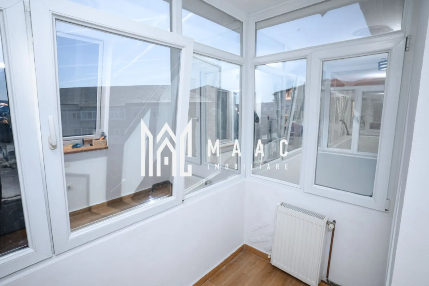 Apartament 2 camere | Centrala Proprie | Mobilat - ID proprietate: CP2958217 MAAC Imobiliare vă propune spre vânzare un apartament decomandat cu 2 camere, situat în Cartier Nord – Str. Doctor Hacman, Râmnicu Vâlcea, într-o zonă apreciată a orașului, cu acces rapid către magazine, transport și Shopping City Râmnicu Vâlcea. Apartamentul este situat la etajul 4 din 4 al unui bloc construit în 1987, prevăzut cu acoperiș și pod, iar pe palier se află doar două apartamente, oferind mai multă liniște și intimitate. Locuința are orientare Sud-Est, cu vedere către oraș, beneficiind de lumină naturală pe tot parcursul zilei. Suprafață: 49 mp utili 53 mp utili cu balcon Compartimentare: living spațios dormitor bucătărie separată, complet mobilată baie renovată integral, prevăzută cu cabină de duș balcon închis cu tâmplărie termopan, cu vedere către Shopping City Râmnicu Vâlcea Dotări și beneficii: se vinde complet mobilat și utilat centrală termică proprie aer condiționat pereți finisați cu vopsea decorativă baie renovată integral bloc cu acoperiș și pod disponibil în cel mai scurt timp Apartamentul este potrivit atât pentru locuință personală, cât și pentru investiție, datorită poziționării și compartimentării eficiente. Pentru mai multe informații sau programarea unei vizionări, vă stăm la dispoziție. MAAC Imobiliare. }}