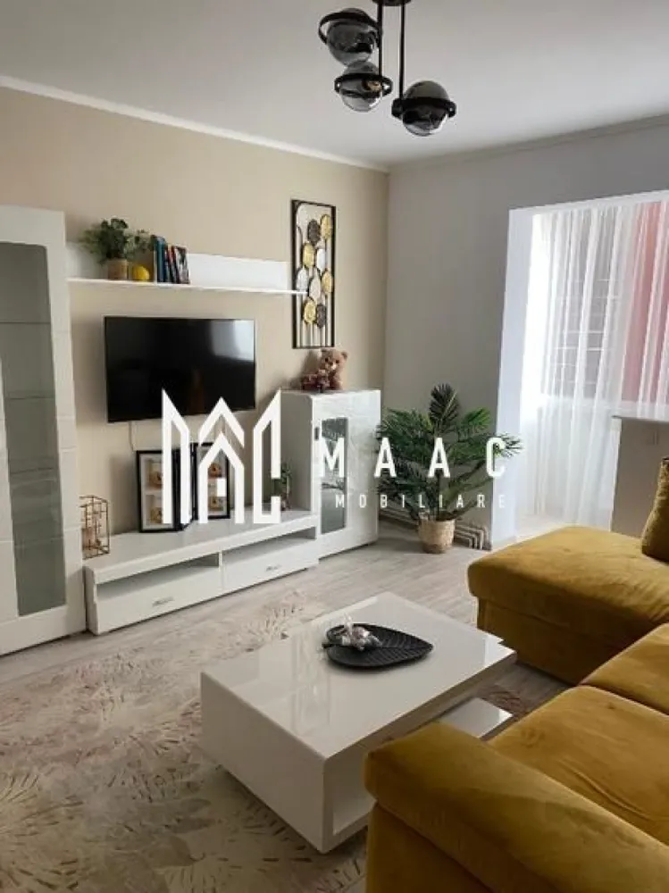 Apartament 3 camere | 60 MPU | Fratii Buzesti | Parter - MAAC Imobiliare vă propune spre vânzare un apartament modern cu 3 camere, complet renovat, situat la parterul unui imobil amplasat într-o zonă de mare interes din Sibiu, în imediata apropiere de Bulevardul Mihai Viteazul, pe Aleea Frații Buzești. Proprietatea se remarcă prin poziționarea într-un cartier bine dezvoltat, cu acces facil către puncte de interes, mijloace de transport, magazine, școli și alte facilități urbane, fiind o opțiune potrivită pentru locuire sau investiție pe piața imobiliară din Sibiu. Apartamentul are o suprafață utilă de 60 mp și beneficiază de o compartimentare practică, optimizată pentru confortul unei familii. Spațiile sunt bine delimitate, iar renovarea completă oferă un ambient modern și funcțional. Compartimentarea imobilului: -Sufragerie modern mobilată, cu acces direct la balconul închis. -2 dormitoare, dintre care unul matrimonial și unul amenajat ca dormitor pentru copii. -Bucătărie închisă, mobilată și utilată. -Baie dotată cu cabină de duș și sistem de ventilație. În plus, proprietatea dispune de o boxă situată la subsolul blocului, oferind spațiu suplimentar de depozitare, un avantaj important pentru organizarea eficientă a locuinței. Pentru mai multe detalii, vă rugăm să specificați la telefon numărul de identificare al anunțului CP2956954. }}