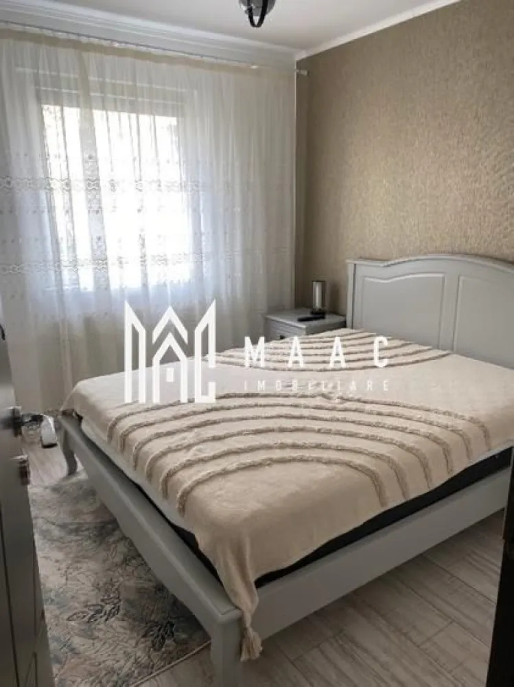 Apartament 3 camere | 60 MPU | Fratii Buzesti | Parter - MAAC Imobiliare vă propune spre vânzare un apartament modern cu 3 camere, complet renovat, situat la parterul unui imobil amplasat într-o zonă de mare interes din Sibiu, în imediata apropiere de Bulevardul Mihai Viteazul, pe Aleea Frații Buzești. Proprietatea se remarcă prin poziționarea într-un cartier bine dezvoltat, cu acces facil către puncte de interes, mijloace de transport, magazine, școli și alte facilități urbane, fiind o opțiune potrivită pentru locuire sau investiție pe piața imobiliară din Sibiu. Apartamentul are o suprafață utilă de 60 mp și beneficiază de o compartimentare practică, optimizată pentru confortul unei familii. Spațiile sunt bine delimitate, iar renovarea completă oferă un ambient modern și funcțional. Compartimentarea imobilului: -Sufragerie modern mobilată, cu acces direct la balconul închis. -2 dormitoare, dintre care unul matrimonial și unul amenajat ca dormitor pentru copii. -Bucătărie închisă, mobilată și utilată. -Baie dotată cu cabină de duș și sistem de ventilație. În plus, proprietatea dispune de o boxă situată la subsolul blocului, oferind spațiu suplimentar de depozitare, un avantaj important pentru organizarea eficientă a locuinței. Pentru mai multe detalii, vă rugăm să specificați la telefon numărul de identificare al anunțului CP2956954. }}