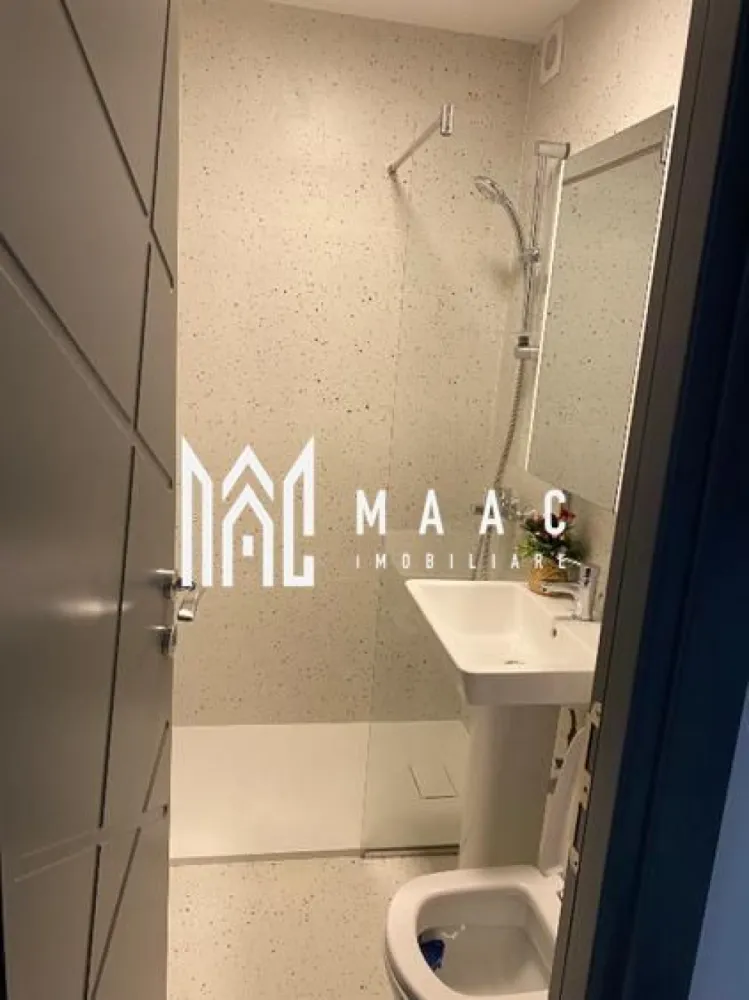 Apartament 3 camere | 60 MPU | Fratii Buzesti | Parter - MAAC Imobiliare vă propune spre vânzare un apartament modern cu 3 camere, complet renovat, situat la parterul unui imobil amplasat într-o zonă de mare interes din Sibiu, în imediata apropiere de Bulevardul Mihai Viteazul, pe Aleea Frații Buzești. Proprietatea se remarcă prin poziționarea într-un cartier bine dezvoltat, cu acces facil către puncte de interes, mijloace de transport, magazine, școli și alte facilități urbane, fiind o opțiune potrivită pentru locuire sau investiție pe piața imobiliară din Sibiu. Apartamentul are o suprafață utilă de 60 mp și beneficiază de o compartimentare practică, optimizată pentru confortul unei familii. Spațiile sunt bine delimitate, iar renovarea completă oferă un ambient modern și funcțional. Compartimentarea imobilului: -Sufragerie modern mobilată, cu acces direct la balconul închis. -2 dormitoare, dintre care unul matrimonial și unul amenajat ca dormitor pentru copii. -Bucătărie închisă, mobilată și utilată. -Baie dotată cu cabină de duș și sistem de ventilație. În plus, proprietatea dispune de o boxă situată la subsolul blocului, oferind spațiu suplimentar de depozitare, un avantaj important pentru organizarea eficientă a locuinței. Pentru mai multe detalii, vă rugăm să specificați la telefon numărul de identificare al anunțului CP2956954. }}