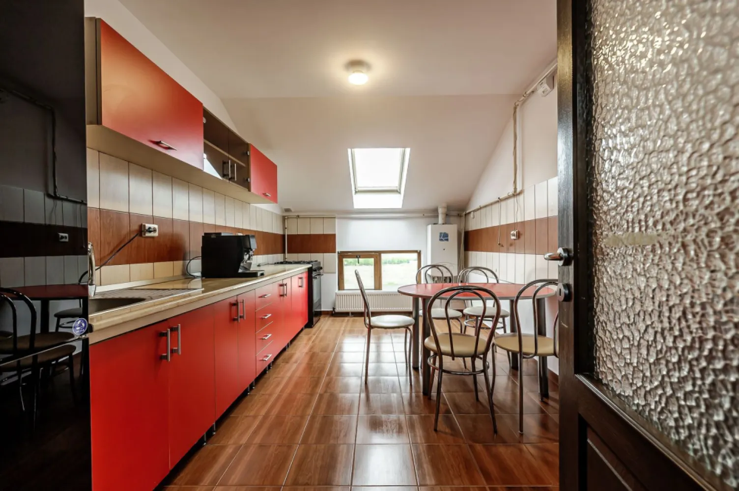 Apartament 2 camere - 81 mp - Voinicilor, Micalaca - COMISION 0% - Vă propun spre vânzare un apartament spațios, situat într-un bloc construit în 2006, pe strada Voinicilor din cartierul Micalaca. Imobilul este izolat termic și dispune de acoperiș din tablă, fiind o alegere ideală pentru o locuință confortabilă și bine întreținută. 🔹 Caracteristici apartament: - 2 camere spațioase - Suprafață construită: 81 mp (conform CF), 61 mp util - Mansardă (etaj 4) - Se vinde mobilat și utilat, conform fotografiilor 🔹 Dotări și beneficii: - Centrală termică pe gaz - Geamuri termopan - Aer condiționat - Loc de parcare lângă bloc Apartamentul este pregătit pentru mutare imediată, fără investiții suplimentare, fiind ideal atât pentru locuință proprie, cât și pentru investiție. 📞 Pentru mai multe detalii sau pentru a programa o vizionare, mă puteți contacta la 0755 274 519 - Daniel Hord – Consultant imobiliar Nu dispui de toată suma? Te ajutăm noi gratuit! Îți obținem oferte de la 16 bănci. Ai o proprietate de vânzare în Arad și vrei să știi cât valorează cu adevărat? Birou: ACASĂ | Agenție imobiliară Arad Adresă: Bulevardul Decebal 2, Arad 310133 }}