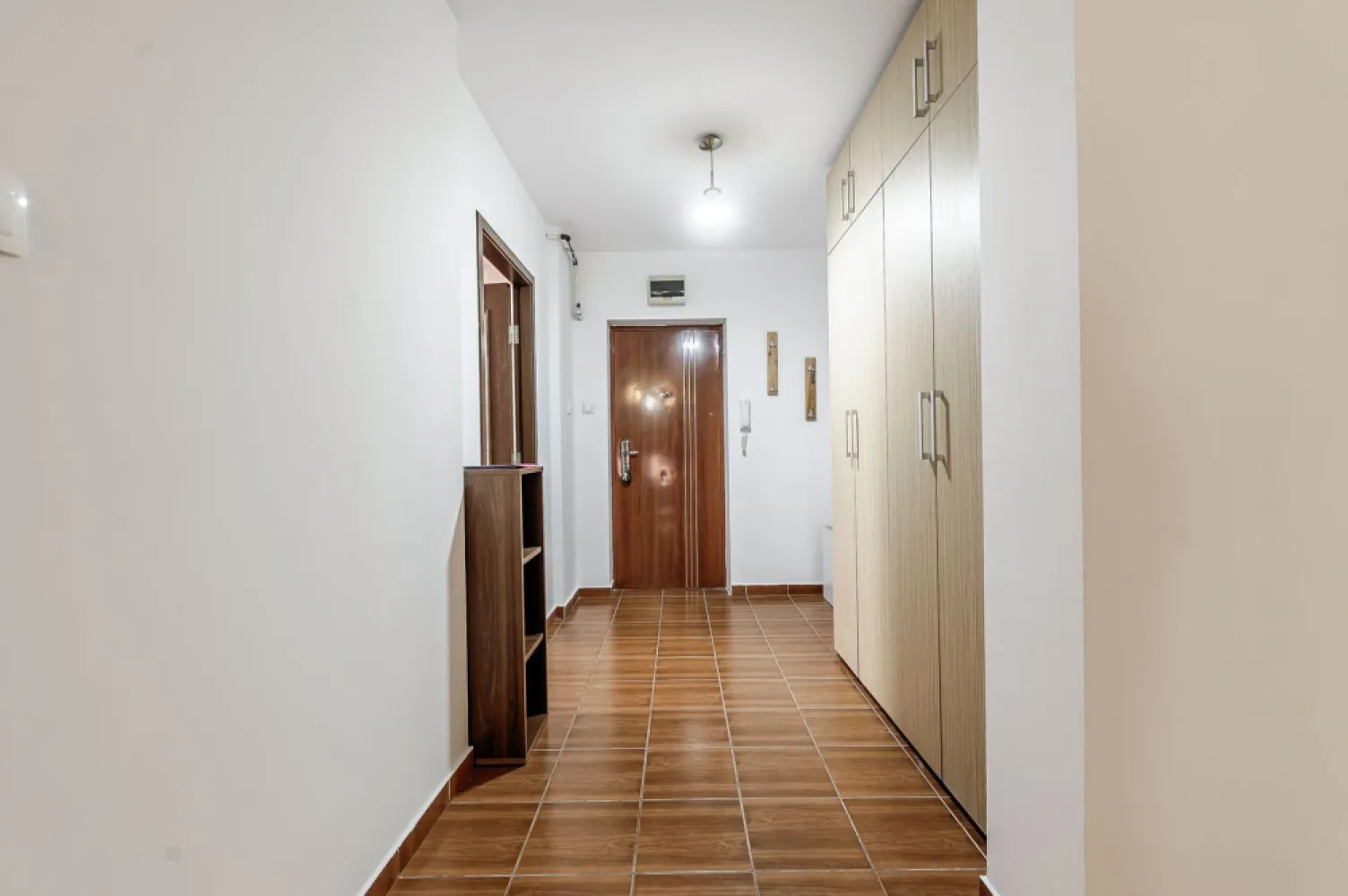 Apartament 2 camere - 81 mp - Voinicilor, Micalaca - COMISION 0% - Vă propun spre vânzare un apartament spațios, situat într-un bloc construit în 2006, pe strada Voinicilor din cartierul Micalaca. Imobilul este izolat termic și dispune de acoperiș din tablă, fiind o alegere ideală pentru o locuință confortabilă și bine întreținută. 🔹 Caracteristici apartament: - 2 camere spațioase - Suprafață construită: 81 mp (conform CF), 61 mp util - Mansardă (etaj 4) - Se vinde mobilat și utilat, conform fotografiilor 🔹 Dotări și beneficii: - Centrală termică pe gaz - Geamuri termopan - Aer condiționat - Loc de parcare lângă bloc Apartamentul este pregătit pentru mutare imediată, fără investiții suplimentare, fiind ideal atât pentru locuință proprie, cât și pentru investiție. 📞 Pentru mai multe detalii sau pentru a programa o vizionare, mă puteți contacta la 0755 274 519 - Daniel Hord – Consultant imobiliar Nu dispui de toată suma? Te ajutăm noi gratuit! Îți obținem oferte de la 16 bănci. Ai o proprietate de vânzare în Arad și vrei să știi cât valorează cu adevărat? Birou: ACASĂ | Agenție imobiliară Arad Adresă: Bulevardul Decebal 2, Arad 310133 }}