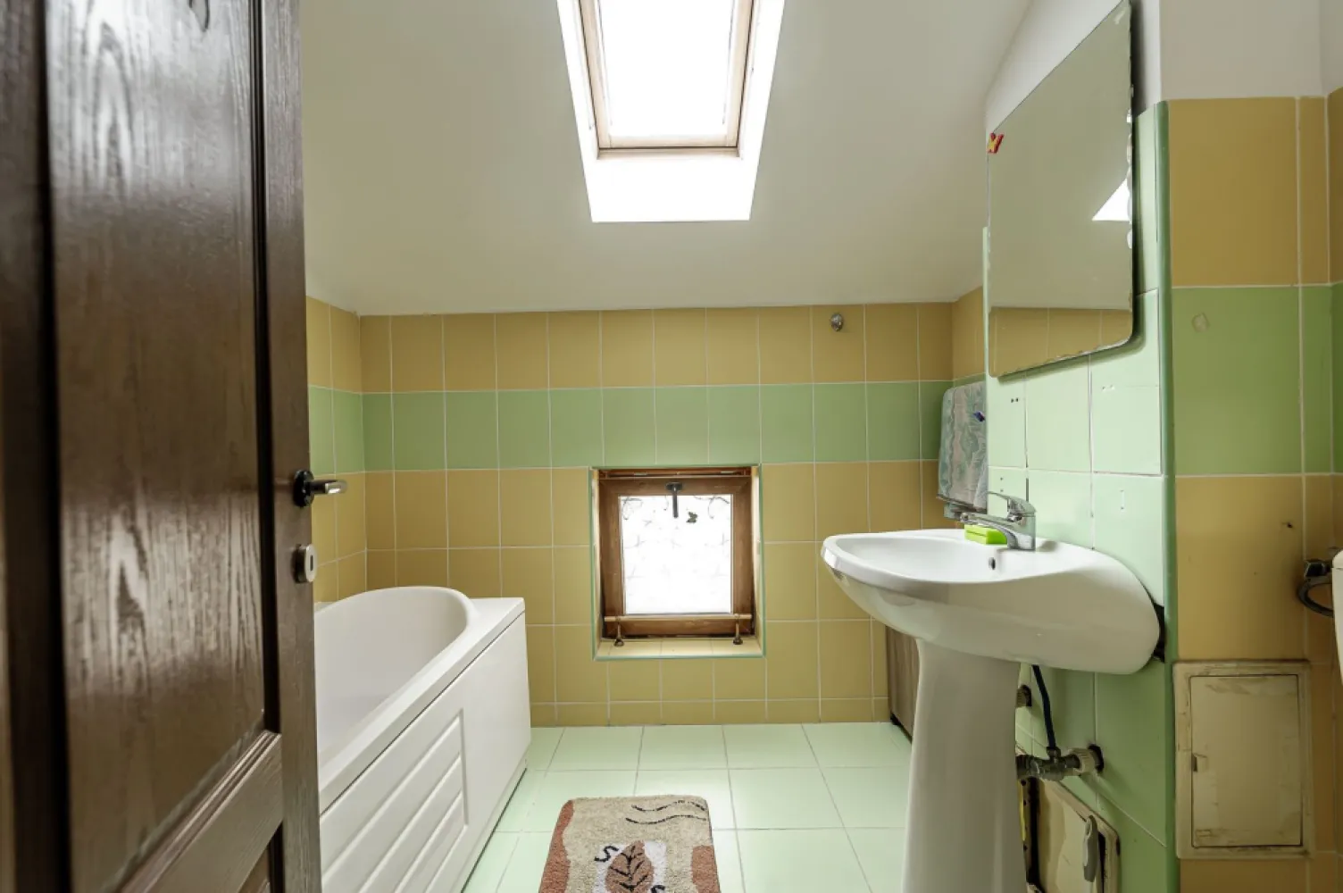 Apartament 2 camere - 81 mp - Voinicilor, Micalaca - COMISION 0% - Vă propun spre vânzare un apartament spațios, situat într-un bloc construit în 2006, pe strada Voinicilor din cartierul Micalaca. Imobilul este izolat termic și dispune de acoperiș din tablă, fiind o alegere ideală pentru o locuință confortabilă și bine întreținută. 🔹 Caracteristici apartament: - 2 camere spațioase - Suprafață construită: 81 mp (conform CF), 61 mp util - Mansardă (etaj 4) - Se vinde mobilat și utilat, conform fotografiilor 🔹 Dotări și beneficii: - Centrală termică pe gaz - Geamuri termopan - Aer condiționat - Loc de parcare lângă bloc Apartamentul este pregătit pentru mutare imediată, fără investiții suplimentare, fiind ideal atât pentru locuință proprie, cât și pentru investiție. 📞 Pentru mai multe detalii sau pentru a programa o vizionare, mă puteți contacta la 0755 274 519 - Daniel Hord – Consultant imobiliar Nu dispui de toată suma? Te ajutăm noi gratuit! Îți obținem oferte de la 16 bănci. Ai o proprietate de vânzare în Arad și vrei să știi cât valorează cu adevărat? Birou: ACASĂ | Agenție imobiliară Arad Adresă: Bulevardul Decebal 2, Arad 310133 }}