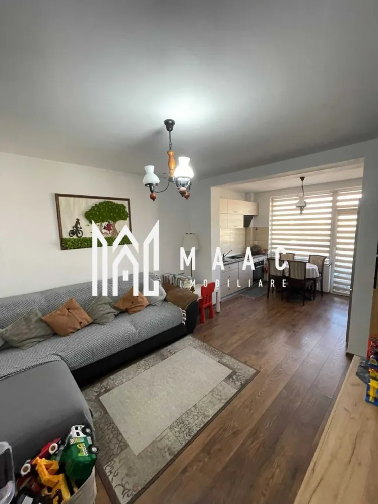 Apartament decomandat de vânzare I 3 camere I 56 MPU I Cartierul Arhitecțil - MAAC Imobiliare va propune spre vanzare un apartament decomandat cu 3 camere, situat în Cartierul Arhitecților din Sibiu, într-un imobil cochet cu regim redus de înălțime, cu doar 3 etaje și 7 apartamente pe scară. Apartamentul este amplasat la etajul 3 și reprezintă singura locuință de pe palier, oferind un plus de intimitate și liniște. De asemenea, există posibilitatea de utilizare a spațiului de deasupra apartamentului. Suprafața utilă a apartamentului este de 56 mp, la care se adaugă un balcon. Compartimentare: living open-space cu bucătăria, cu posibilitatea de a fi separat și închis 2 dormitoare hol generos cu acces în toate încăperile baie principală baie de serviciu transformată în debara, ideală pentru depozitare balcon Zona Arhitecților oferă numeroase facilități: Acces rapid către oraș prin Calea Cisnădiei Străzi asfaltate și iluminat public Stație de autobuz în apropiere Supermarketuri și alte magazine mixte În apropiere se află benzinărie Euroil, bancă, școală generală, fast-food și farmacie. Cartier în dezvoltare, cu infrastructură nouă și vecinătate selectă Apartamentul este ideal atât pentru locuință personală, cât și pentru investiție. Pentru mai multe detalii, vă rugăm să menționați telefonic ID-ul anunțului: CP2825592. }}