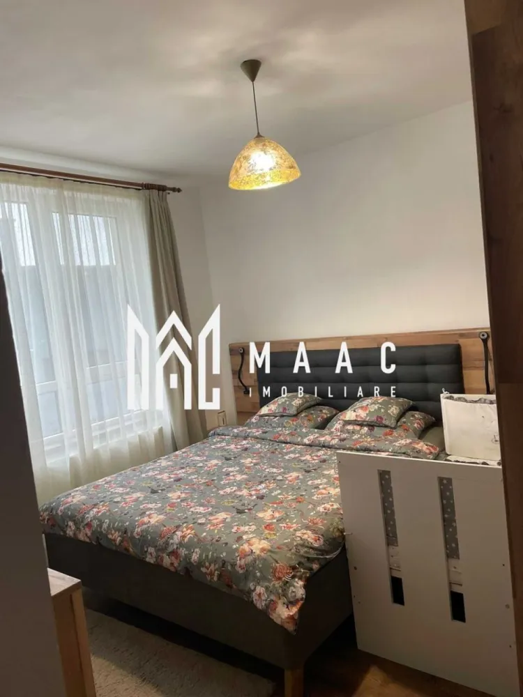 Apartament decomandat de vânzare I 3 camere I 56 MPU I Cartierul Arhitecțil - MAAC Imobiliare va propune spre vanzare un apartament decomandat cu 3 camere, situat în Cartierul Arhitecților din Sibiu, într-un imobil cochet cu regim redus de înălțime, cu doar 3 etaje și 7 apartamente pe scară. Apartamentul este amplasat la etajul 3 și reprezintă singura locuință de pe palier, oferind un plus de intimitate și liniște. De asemenea, există posibilitatea de utilizare a spațiului de deasupra apartamentului. Suprafața utilă a apartamentului este de 56 mp, la care se adaugă un balcon. Compartimentare: living open-space cu bucătăria, cu posibilitatea de a fi separat și închis 2 dormitoare hol generos cu acces în toate încăperile baie principală baie de serviciu transformată în debara, ideală pentru depozitare balcon Zona Arhitecților oferă numeroase facilități: Acces rapid către oraș prin Calea Cisnădiei Străzi asfaltate și iluminat public Stație de autobuz în apropiere Supermarketuri și alte magazine mixte În apropiere se află benzinărie Euroil, bancă, școală generală, fast-food și farmacie. Cartier în dezvoltare, cu infrastructură nouă și vecinătate selectă Apartamentul este ideal atât pentru locuință personală, cât și pentru investiție. Pentru mai multe detalii, vă rugăm să menționați telefonic ID-ul anunțului: CP2825592. }}