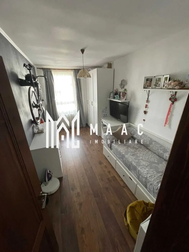 Apartament decomandat de vânzare I 3 camere I 56 MPU I Cartierul Arhitecțil - MAAC Imobiliare va propune spre vanzare un apartament decomandat cu 3 camere, situat în Cartierul Arhitecților din Sibiu, într-un imobil cochet cu regim redus de înălțime, cu doar 3 etaje și 7 apartamente pe scară. Apartamentul este amplasat la etajul 3 și reprezintă singura locuință de pe palier, oferind un plus de intimitate și liniște. De asemenea, există posibilitatea de utilizare a spațiului de deasupra apartamentului. Suprafața utilă a apartamentului este de 56 mp, la care se adaugă un balcon. Compartimentare: living open-space cu bucătăria, cu posibilitatea de a fi separat și închis 2 dormitoare hol generos cu acces în toate încăperile baie principală baie de serviciu transformată în debara, ideală pentru depozitare balcon Zona Arhitecților oferă numeroase facilități: Acces rapid către oraș prin Calea Cisnădiei Străzi asfaltate și iluminat public Stație de autobuz în apropiere Supermarketuri și alte magazine mixte În apropiere se află benzinărie Euroil, bancă, școală generală, fast-food și farmacie. Cartier în dezvoltare, cu infrastructură nouă și vecinătate selectă Apartamentul este ideal atât pentru locuință personală, cât și pentru investiție. Pentru mai multe detalii, vă rugăm să menționați telefonic ID-ul anunțului: CP2825592. }}