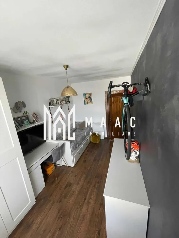 Apartament decomandat de vânzare I 3 camere I 56 MPU I Cartierul Arhitecțil - MAAC Imobiliare va propune spre vanzare un apartament decomandat cu 3 camere, situat în Cartierul Arhitecților din Sibiu, într-un imobil cochet cu regim redus de înălțime, cu doar 3 etaje și 7 apartamente pe scară. Apartamentul este amplasat la etajul 3 și reprezintă singura locuință de pe palier, oferind un plus de intimitate și liniște. De asemenea, există posibilitatea de utilizare a spațiului de deasupra apartamentului. Suprafața utilă a apartamentului este de 56 mp, la care se adaugă un balcon. Compartimentare: living open-space cu bucătăria, cu posibilitatea de a fi separat și închis 2 dormitoare hol generos cu acces în toate încăperile baie principală baie de serviciu transformată în debara, ideală pentru depozitare balcon Zona Arhitecților oferă numeroase facilități: Acces rapid către oraș prin Calea Cisnădiei Străzi asfaltate și iluminat public Stație de autobuz în apropiere Supermarketuri și alte magazine mixte În apropiere se află benzinărie Euroil, bancă, școală generală, fast-food și farmacie. Cartier în dezvoltare, cu infrastructură nouă și vecinătate selectă Apartamentul este ideal atât pentru locuință personală, cât și pentru investiție. Pentru mai multe detalii, vă rugăm să menționați telefonic ID-ul anunțului: CP2825592. }}