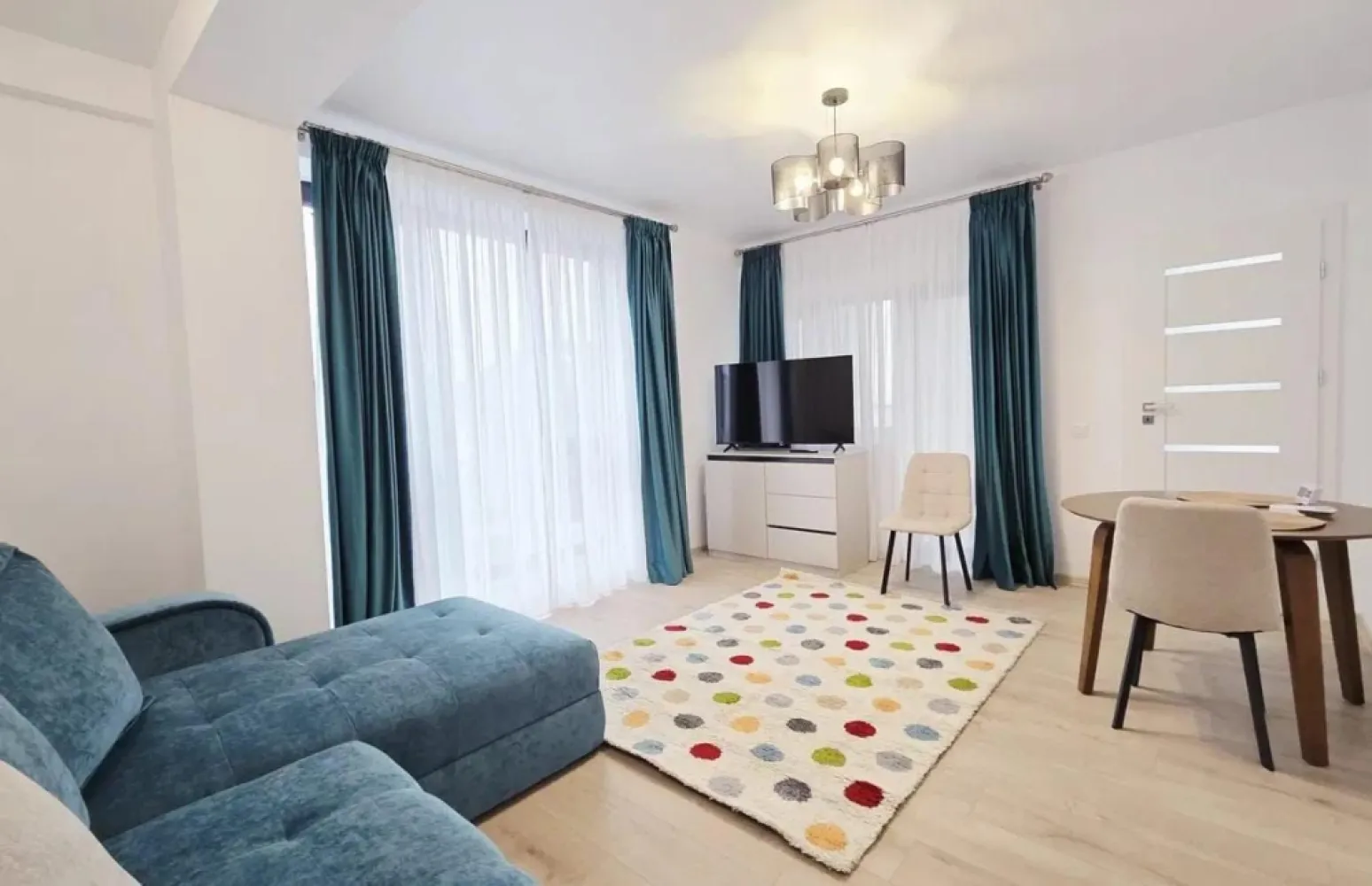 Apartament cu o camera, bloc nou - Prima inchiriere - Mag Invest va propune spre inchiriere un apartament cu 1 camera, situat intr-un bloc nou, modern, aflat la prima inchiriere. Locuinta este finisata si mobilata complet, cu materiale si dotari de calitate, oferind confort si un ambient placut. Apartamentul dispune de centrala termica proprie si sistem de incalzire in pardoseala, aer conditionat, gresie, faianta, parchet, tamplarie PVC cu geam termopan tripan, usi interioare MDF, tavane extensibile si izolatie termica exterioara. Suprafetele vitrate sunt generoase, oferind multa lumina naturala. Locuinta se inchiriaza mobilata si utilata complet, in stil modern, exact ca in fotografii, fiind dotata inclusiv cu uscator de rufe. Totul este nou, iar apartamentul nu a mai fost locuit de la momentul finalizarii lucrarilor, astfel incat viitorul chirias se va bucura de toate facilitatile in conditii impecabile. Apartamentul este situat la etajul 1 al unui imobil cu 3 etaje, bine pozitionat, in apropiere de mijloace de transport, magazine si alte puncte de interes. Proprietatea este libera si disponibila imediat. Se inchiriaza doar pentru perioada lunga, iar proprietarul isi rezerva dreptul de a-si selecta viitorul chirias. Nu se accepta persoane care detin animale de companie. La semnarea contractului de inchiriere se solicita: chiria pentru luna in curs, o luna garantie si comisionul agentiei pentru intermediere. Pentru detalii suplimentare si programarea unei vizionari: Mag Invest Telefon: 0746 252 252 }}