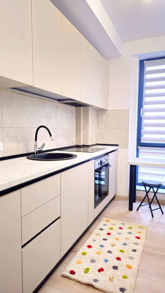Apartament cu o camera, bloc nou - Prima inchiriere - Mag Invest va propune spre inchiriere un apartament cu 1 camera, situat intr-un bloc nou, modern, aflat la prima inchiriere. Locuinta este finisata si mobilata complet, cu materiale si dotari de calitate, oferind confort si un ambient placut. Apartamentul dispune de centrala termica proprie si sistem de incalzire in pardoseala, aer conditionat, gresie, faianta, parchet, tamplarie PVC cu geam termopan tripan, usi interioare MDF, tavane extensibile si izolatie termica exterioara. Suprafetele vitrate sunt generoase, oferind multa lumina naturala. Locuinta se inchiriaza mobilata si utilata complet, in stil modern, exact ca in fotografii, fiind dotata inclusiv cu uscator de rufe. Totul este nou, iar apartamentul nu a mai fost locuit de la momentul finalizarii lucrarilor, astfel incat viitorul chirias se va bucura de toate facilitatile in conditii impecabile. Apartamentul este situat la etajul 1 al unui imobil cu 3 etaje, bine pozitionat, in apropiere de mijloace de transport, magazine si alte puncte de interes. Proprietatea este libera si disponibila imediat. Se inchiriaza doar pentru perioada lunga, iar proprietarul isi rezerva dreptul de a-si selecta viitorul chirias. Nu se accepta persoane care detin animale de companie. La semnarea contractului de inchiriere se solicita: chiria pentru luna in curs, o luna garantie si comisionul agentiei pentru intermediere. Pentru detalii suplimentare si programarea unei vizionari: Mag Invest Telefon: 0746 252 252 }}