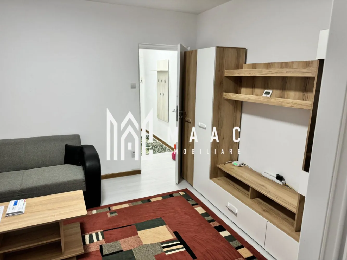 Apartament 2 camere nedecomandat | Hipodrom 2, Sibiu | 38 mp - Apartament cu 2 camere de închiriat în Sibiu, zona Hipodrom 2, cu 38 mp utili, situat la etajul 3 al unui imobil finalizat și pregătit pentru mutare din 15 iulie.

Detalii proprietate:
• Suprafață utilă: 38 mp
• Suprafață construită: 46 mp
• Compartimentare: nedecomandat
• Configurație: living, dormitor, bucătărie, baie
• Etaj 3 din 4
• Imobil finalizat, construit în 1970
• Stare interioară: bună
• Se închiriază complet mobilat și utilat
• Mobilierul și electrocasnicele sunt în stare foarte bună
• Scară de bloc curată și bine întreținută

Zonă și acces:
Proprietatea este amplasată în cartierul Hipodrom 2 din Sibiu, cu acces facil către magazine, mijloace de transport, școli și alte puncte de interes. În apropiere sunt disponibile numeroase locuri de parcare, iar zona este apreciată pentru liniște și accesibilitate.

Disponibil pentru închiriere începând cu 15 iulie. Pentru detalii suplimentare și programarea unei vizionări, contactați echipa MAAC Imobiliare și menționați Cod anunț CP3197842.
