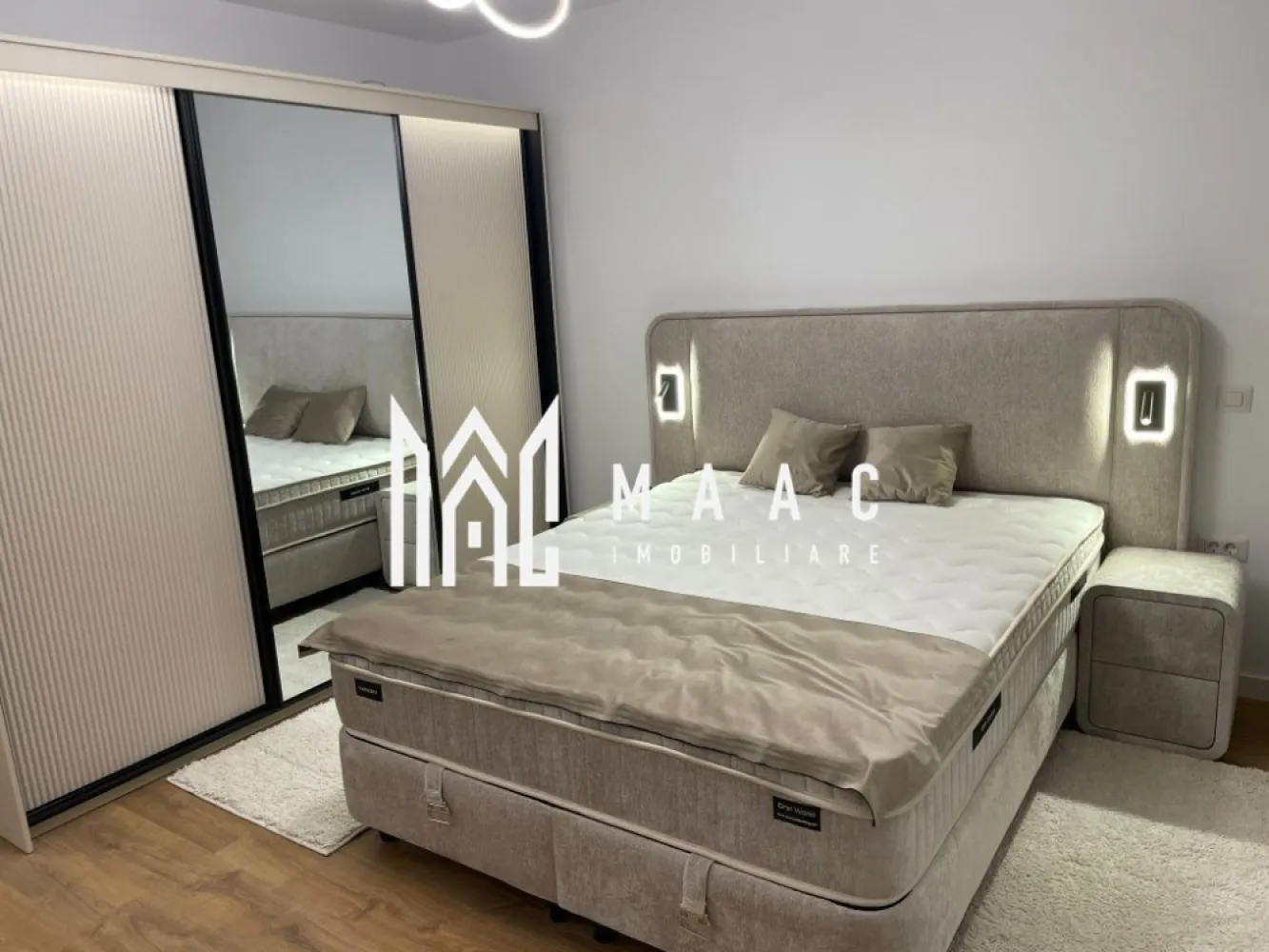 Apartament 2 camere decomandat | Șelimbăr | prima închiriere - Apartament de închiriat cu 2 camere decomandat în Șelimbăr, în ansamblul Evolution Residence, cu 60 mp utili, balcon și loc de parcare privat, disponibil la prima închiriere.

Detalii proprietate:
• Suprafață utilă: 60 mp
• Suprafață construită: 72 mp
• Compartimentare: 1 dormitor, living, bucătărie open-space, baie și balcon
• Etaj 2 din 10
• Imobil finalizat în 2022
• Stare interioară bună
• Complet mobilat și utilat
• Mașină de spălat rufe și mașină de spălat vase
• Mobilier și electrocasnice noi
• Loc de parcare privat inclus

Apartamentul este situat în ansamblul rezidențial Evolution Residence, un complex nou, apreciat pentru confortul locuirii. Zona oferă acces facil către principalele puncte de interes ale orașului și un cadru rezidențial liniștit, aflat în continuă dezvoltare.

Cod anunț CP3199606. Contactați echipa MAAC Imobiliare pentru detalii suplimentare și pentru a programa o vizionare.