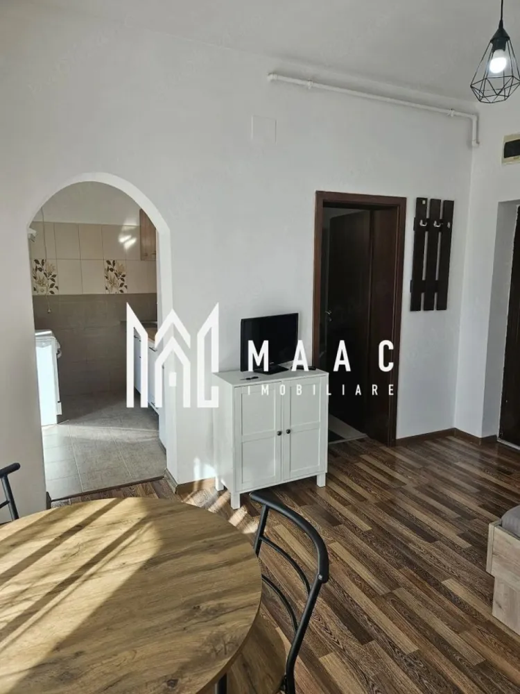 Garsonieră decomandată | Turnișor, Sibiu | etaj 2, balcon 7 mp - Garsonieră decomandată de închiriat în Sibiu, în zona Turnișor - Alma, cu 32 mp utili, balcon generos și amplasare la etajul 2, pregătită pentru mutare imediată.

Detalii proprietate:
• Suprafață utilă: 32 mp
• Suprafață construită: 38 mp
• Compartimentare: decomandată
• Etaj 2 din 4
• Balcon de 7 mp
• Imobil finalizat în 2011
• Stare interioară bună
• Se închiriază complet mobilată și utilată
• Mobilier nou, pregătită pentru primii chiriași
• Disponibilă imediat

Zonă și acces:
Proprietatea este situată în cartierul Turnișor, zona Alma din Sibiu, o locație apreciată pentru accesibilitate. Ai acces facil către stații de autobuz, magazine, centre comerciale și alte puncte de interes din oraș.

Dacă îți dorești o locuință gata de mutare, într-o zonă cu acces rapid către facilități urbane, contactează echipa MAAC Imobiliare pentru o vizionare. Cod anunț CP3199683.