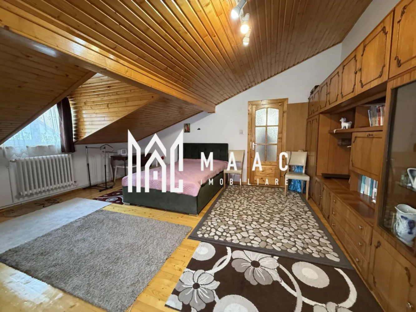 Apartament 3 camere Sibiu | Central | 77 mp, semidecomandat - Apartament cu 3 camere semidecomandat în zona Centrală din Sibiu, la etajul 1 al unei case, cu 77 mp utili, balcon, pod cu acces direct și curte comună cu un singur vecin.

Detalii proprietate:
• Suprafață utilă: 77 mp
• Suprafață construită: 93 mp
• Compartimentare: semidecomandat
• Compartimentare interioară: hol de acces, living cu bucătărie open-space, 2 dormitoare și baie cu geam pentru aerisire naturală
• Etaj 1, imobil finalizat, an construcție 1980
• Stare interioară: bună
• Balcon, pod cu acces direct și pivniță pentru depozitare
• Se vinde complet mobilat și utilat
• Centrală termică proprie și încălzire prin calorifere

Zona Centrală oferă acces rapid către instituții, magazine, școli, restaurante, mijloace de transport și alte facilități utile pentru viața de zi cu zi. Curtea comună cu un singur vecin adaugă un plus de intimitate, iar podul poate susține o extindere viitoare, conform configurației actuale a proprietății.

Cod anunț CP3200910. Contactați-ne pentru o vizionare și pentru mai multe detalii despre această proprietate.