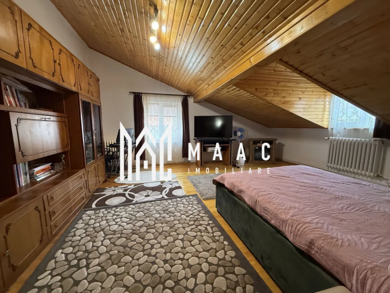 Apartament 3 camere Sibiu | Central | 77 mp, semidecomandat - Apartament cu 3 camere semidecomandat în zona Centrală din Sibiu, la etajul 1 al unei case, cu 77 mp utili, balcon, pod cu acces direct și curte comună cu un singur vecin.

Detalii proprietate:
• Suprafață utilă: 77 mp
• Suprafață construită: 93 mp
• Compartimentare: semidecomandat
• Compartimentare interioară: hol de acces, living cu bucătărie open-space, 2 dormitoare și baie cu geam pentru aerisire naturală
• Etaj 1, imobil finalizat, an construcție 1980
• Stare interioară: bună
• Balcon, pod cu acces direct și pivniță pentru depozitare
• Se vinde complet mobilat și utilat
• Centrală termică proprie și încălzire prin calorifere

Zona Centrală oferă acces rapid către instituții, magazine, școli, restaurante, mijloace de transport și alte facilități utile pentru viața de zi cu zi. Curtea comună cu un singur vecin adaugă un plus de intimitate, iar podul poate susține o extindere viitoare, conform configurației actuale a proprietății.

Cod anunț CP3200910. Contactați-ne pentru o vizionare și pentru mai multe detalii despre această proprietate.