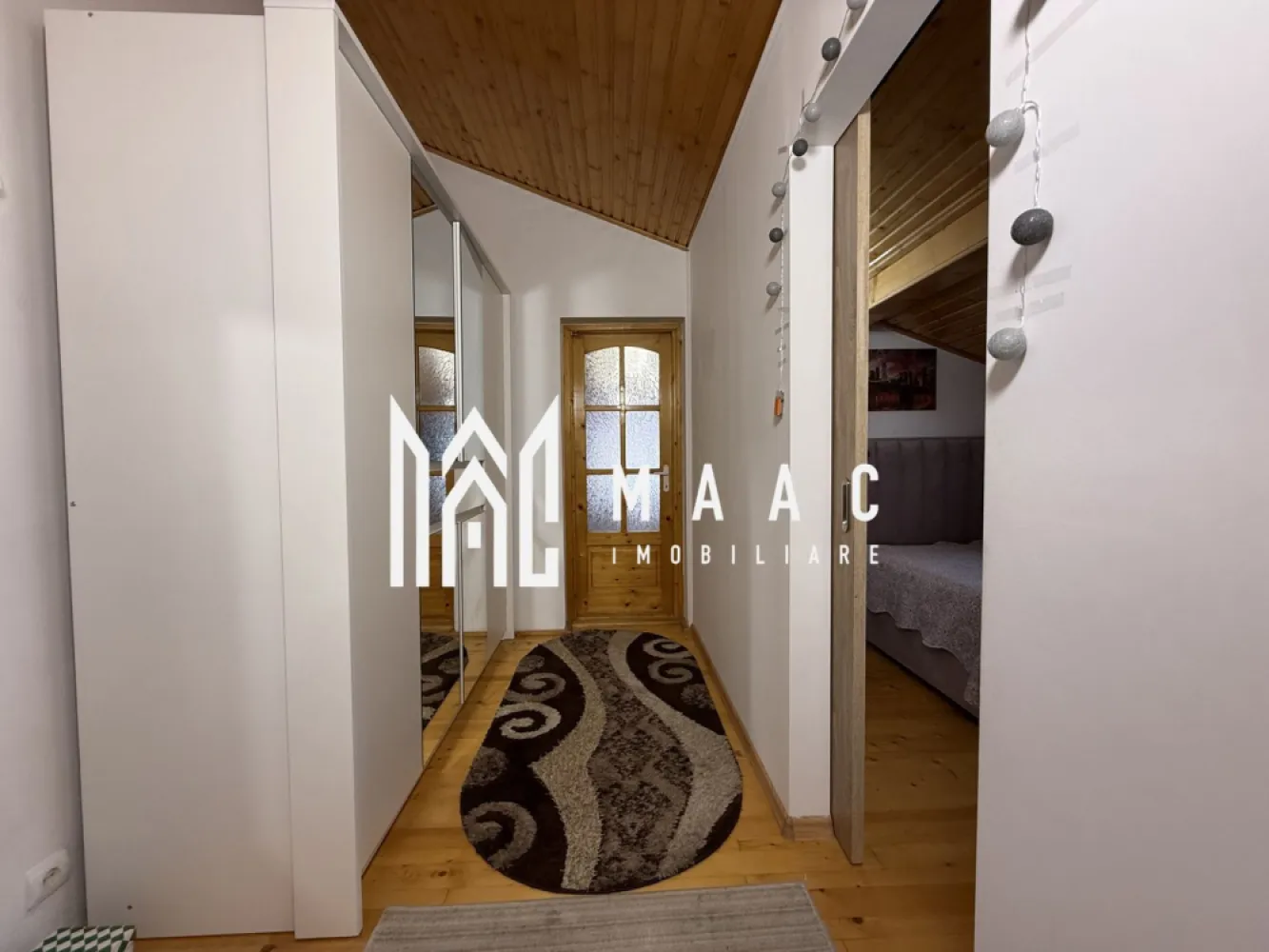 Apartament 3 camere Sibiu | Central | 77 mp, semidecomandat - Apartament cu 3 camere semidecomandat în zona Centrală din Sibiu, la etajul 1 al unei case, cu 77 mp utili, balcon, pod cu acces direct și curte comună cu un singur vecin.

Detalii proprietate:
• Suprafață utilă: 77 mp
• Suprafață construită: 93 mp
• Compartimentare: semidecomandat
• Compartimentare interioară: hol de acces, living cu bucătărie open-space, 2 dormitoare și baie cu geam pentru aerisire naturală
• Etaj 1, imobil finalizat, an construcție 1980
• Stare interioară: bună
• Balcon, pod cu acces direct și pivniță pentru depozitare
• Se vinde complet mobilat și utilat
• Centrală termică proprie și încălzire prin calorifere

Zona Centrală oferă acces rapid către instituții, magazine, școli, restaurante, mijloace de transport și alte facilități utile pentru viața de zi cu zi. Curtea comună cu un singur vecin adaugă un plus de intimitate, iar podul poate susține o extindere viitoare, conform configurației actuale a proprietății.

Cod anunț CP3200910. Contactați-ne pentru o vizionare și pentru mai multe detalii despre această proprietate.