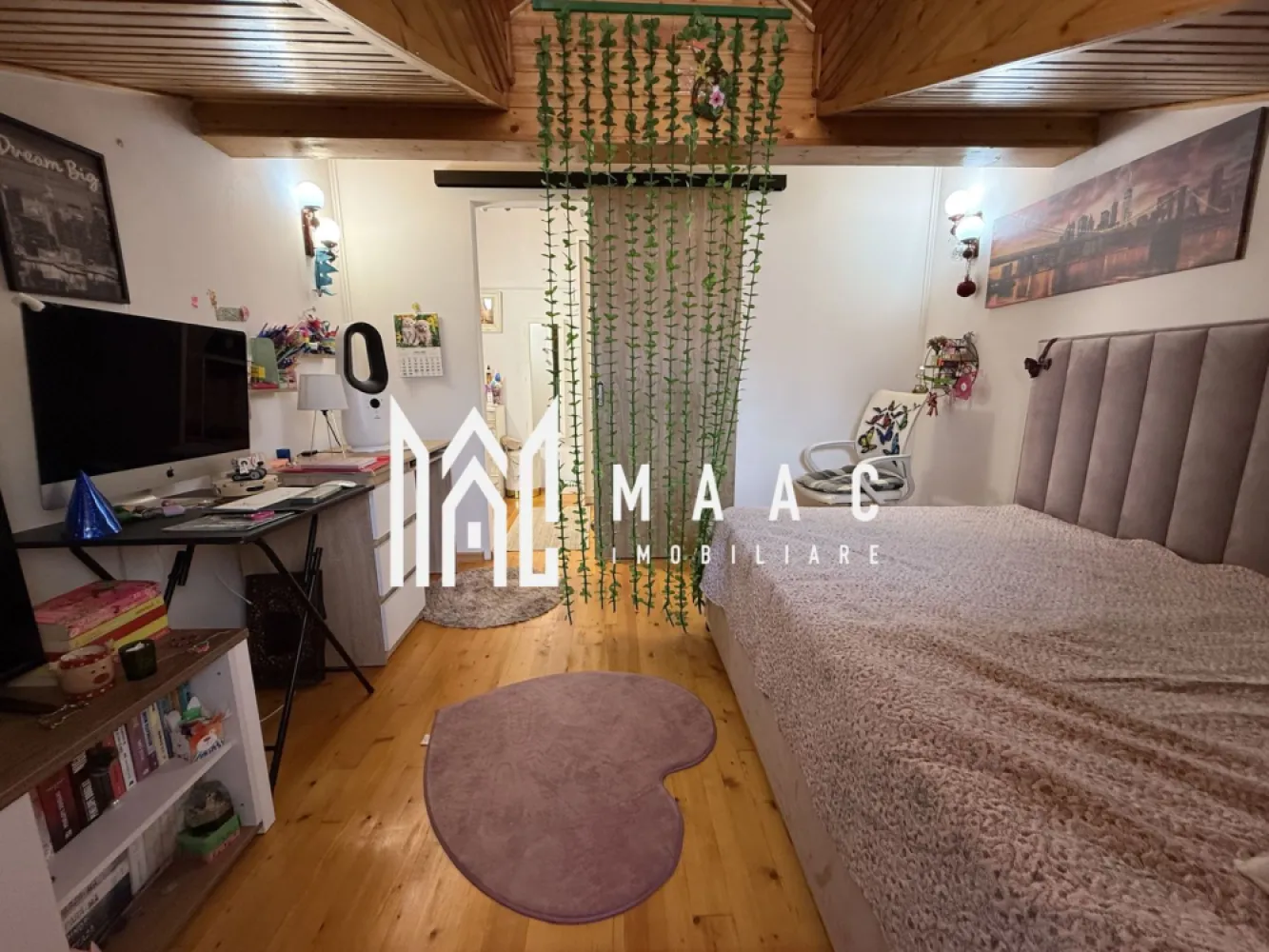 Apartament 3 camere Sibiu | Central | 77 mp, semidecomandat - Apartament cu 3 camere semidecomandat în zona Centrală din Sibiu, la etajul 1 al unei case, cu 77 mp utili, balcon, pod cu acces direct și curte comună cu un singur vecin.

Detalii proprietate:
• Suprafață utilă: 77 mp
• Suprafață construită: 93 mp
• Compartimentare: semidecomandat
• Compartimentare interioară: hol de acces, living cu bucătărie open-space, 2 dormitoare și baie cu geam pentru aerisire naturală
• Etaj 1, imobil finalizat, an construcție 1980
• Stare interioară: bună
• Balcon, pod cu acces direct și pivniță pentru depozitare
• Se vinde complet mobilat și utilat
• Centrală termică proprie și încălzire prin calorifere

Zona Centrală oferă acces rapid către instituții, magazine, școli, restaurante, mijloace de transport și alte facilități utile pentru viața de zi cu zi. Curtea comună cu un singur vecin adaugă un plus de intimitate, iar podul poate susține o extindere viitoare, conform configurației actuale a proprietății.

Cod anunț CP3200910. Contactați-ne pentru o vizionare și pentru mai multe detalii despre această proprietate.