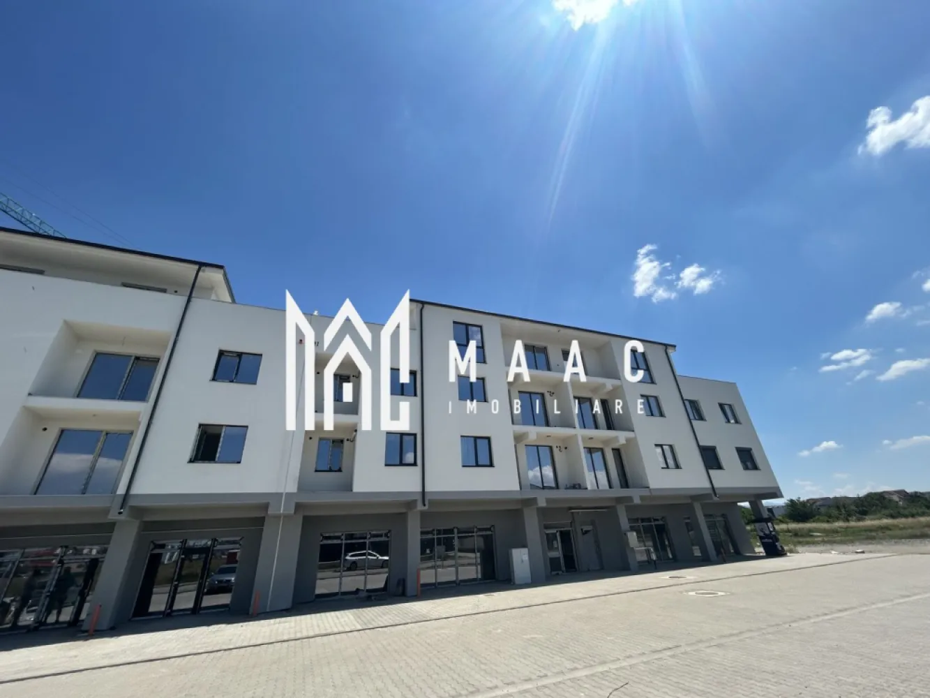Apartament 2 camere semidecomandat | Șelimbăr | grădină 43 mp - Apartament cu 2 camere semidecomandat în Șelimbăr, situat la parterul unui imobil finalizat în 2025, cu 46,3 mp utili, grădină proprie de 43,40 mp și loc de parcare inclus.

Detalii proprietate:
• Suprafață utilă: 46,3 mp
• Suprafață construită: 55,56 mp
• Compartimentare: living cu bucătărie open-space, dormitor, baie
• Etaj: parter, într-un imobil cu regim redus de înălțime
• Stare de predare: semifinisat
• Include materialele necesare pentru finisarea la stadiul de „la cheie”
• Imobil finalizat în 2025
• Loc de parcare inclus
• Geamuri tripan pentru confort termic și fonic

Apartamentul este amplasat în Șelimbăr, într-o zonă liniștită, în dezvoltare, într-un imobil nou cu regim mic de înălțime. Grădina proprie adaugă un spațiu exterior util pentru relaxare și timp petrecut acasă.

Pentru mai multe detalii și programarea unei vizionări, contactați echipa MAAC Imobiliare și menționați Cod anunț CP3207444.