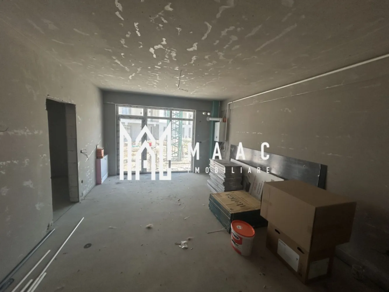 Apartament 2 camere semidecomandat | Șelimbăr | grădină 43 mp - Apartament cu 2 camere semidecomandat în Șelimbăr, situat la parterul unui imobil finalizat în 2025, cu 46,3 mp utili, grădină proprie de 43,40 mp și loc de parcare inclus.

Detalii proprietate:
• Suprafață utilă: 46,3 mp
• Suprafață construită: 55,56 mp
• Compartimentare: living cu bucătărie open-space, dormitor, baie
• Etaj: parter, într-un imobil cu regim redus de înălțime
• Stare de predare: semifinisat
• Include materialele necesare pentru finisarea la stadiul de „la cheie”
• Imobil finalizat în 2025
• Loc de parcare inclus
• Geamuri tripan pentru confort termic și fonic

Apartamentul este amplasat în Șelimbăr, într-o zonă liniștită, în dezvoltare, într-un imobil nou cu regim mic de înălțime. Grădina proprie adaugă un spațiu exterior util pentru relaxare și timp petrecut acasă.

Pentru mai multe detalii și programarea unei vizionări, contactați echipa MAAC Imobiliare și menționați Cod anunț CP3207444.