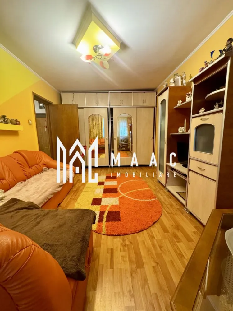 Apartament 2 camere decomandat | Ostroveni, Vâlcea | parter, mobilat - MAAC Imobiliare vă propune spre vânzare un apartament cu 2 camere decomandat, situat la parterul unui bloc cu 10 etaje din cartierul Ostroveni, Râmnicu Vâlcea. Cu o suprafață utilă de 49 mp și disponibil imediat, această proprietate reprezintă o alegere excelentă atât pentru locuit, cât și pentru investiție.

Caracteristici:
Suprafață utilă: 49 mp
Suprafață construită: 58 mp
Compartimentare decomandată
Parter din 10 etaje
Living
Dormitor
Bucătărie separată
Baie
Balcon
Orientare est
An construcție: 1978
Bloc cu structură din beton

Apartamentul se vinde complet mobilat și utilat, fiind disponibil imediat. Necesită îmbunătățiri, oferind viitorului proprietar posibilitatea de a-l amenaja după propriul gust și necesități.
Amplasarea este un real avantaj, având în apropiere școli, grădinițe, parc, magazine și mijloace de transport în comun, cu acces facil către toate punctele de interes ale orașului.
Poziționarea la parter îl recomandă atât pentru locuință, cât și pentru desfășurarea unor activități precum birou, cabinet sau salon, în funcție de destinația permisă.
Cod ofertă: CP3207449
Pentru mai multe informații și programarea unei vizionări, contactați echipa MAAC Imobiliare.