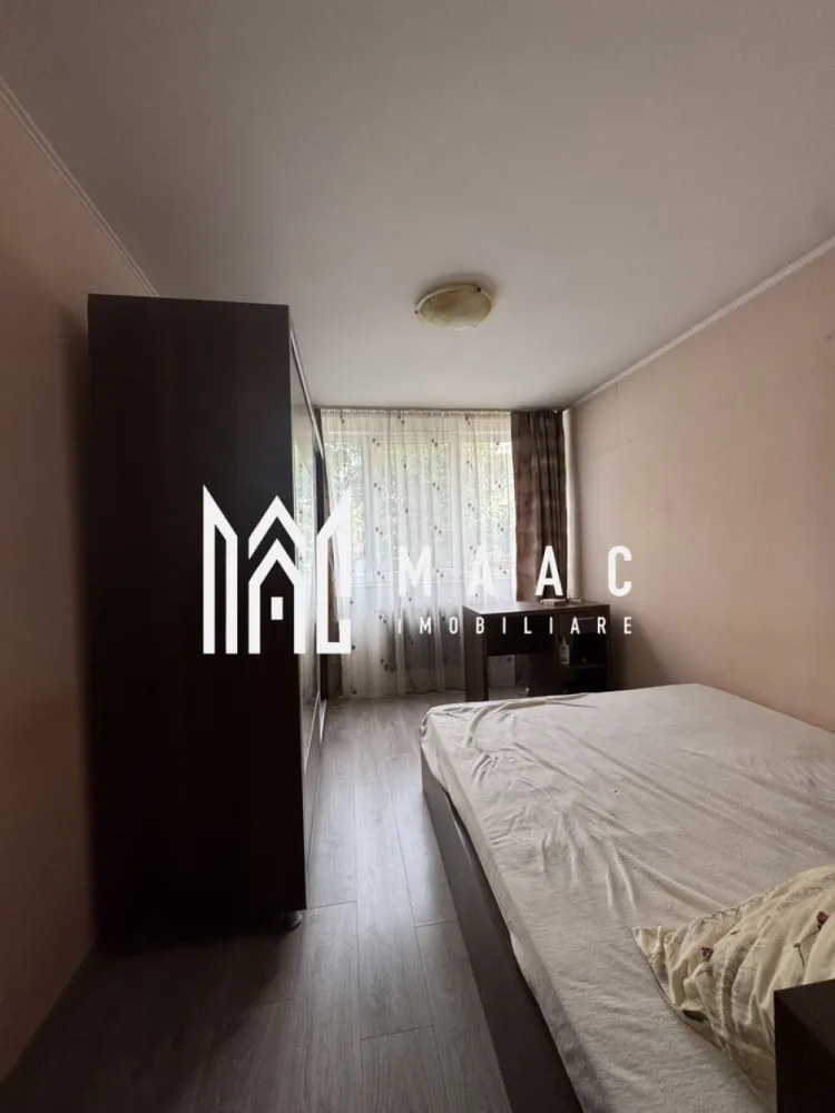 Apartament 2 camere decomandat | Ostroveni, Vâlcea | parter, mobilat - MAAC Imobiliare vă propune spre vânzare un apartament cu 2 camere decomandat, situat la parterul unui bloc cu 10 etaje din cartierul Ostroveni, Râmnicu Vâlcea. Cu o suprafață utilă de 49 mp și disponibil imediat, această proprietate reprezintă o alegere excelentă atât pentru locuit, cât și pentru investiție.

Caracteristici:
Suprafață utilă: 49 mp
Suprafață construită: 58 mp
Compartimentare decomandată
Parter din 10 etaje
Living
Dormitor
Bucătărie separată
Baie
Balcon
Orientare est
An construcție: 1978
Bloc cu structură din beton

Apartamentul se vinde complet mobilat și utilat, fiind disponibil imediat. Necesită îmbunătățiri, oferind viitorului proprietar posibilitatea de a-l amenaja după propriul gust și necesități.
Amplasarea este un real avantaj, având în apropiere școli, grădinițe, parc, magazine și mijloace de transport în comun, cu acces facil către toate punctele de interes ale orașului.
Poziționarea la parter îl recomandă atât pentru locuință, cât și pentru desfășurarea unor activități precum birou, cabinet sau salon, în funcție de destinația permisă.
Cod ofertă: CP3207449
Pentru mai multe informații și programarea unei vizionări, contactați echipa MAAC Imobiliare.