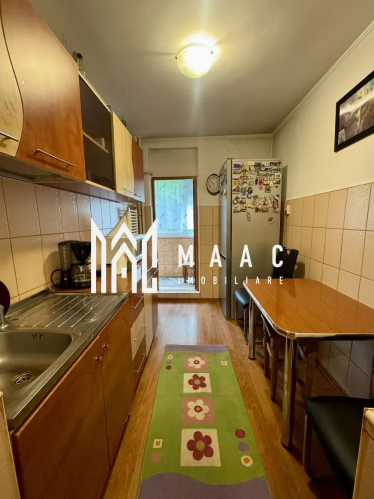 Apartament 2 camere decomandat | Ostroveni, Vâlcea | parter, mobilat - MAAC Imobiliare vă propune spre vânzare un apartament cu 2 camere decomandat, situat la parterul unui bloc cu 10 etaje din cartierul Ostroveni, Râmnicu Vâlcea. Cu o suprafață utilă de 49 mp și disponibil imediat, această proprietate reprezintă o alegere excelentă atât pentru locuit, cât și pentru investiție.

Caracteristici:
Suprafață utilă: 49 mp
Suprafață construită: 58 mp
Compartimentare decomandată
Parter din 10 etaje
Living
Dormitor
Bucătărie separată
Baie
Balcon
Orientare est
An construcție: 1978
Bloc cu structură din beton

Apartamentul se vinde complet mobilat și utilat, fiind disponibil imediat. Necesită îmbunătățiri, oferind viitorului proprietar posibilitatea de a-l amenaja după propriul gust și necesități.
Amplasarea este un real avantaj, având în apropiere școli, grădinițe, parc, magazine și mijloace de transport în comun, cu acces facil către toate punctele de interes ale orașului.
Poziționarea la parter îl recomandă atât pentru locuință, cât și pentru desfășurarea unor activități precum birou, cabinet sau salon, în funcție de destinația permisă.
Cod ofertă: CP3207449
Pentru mai multe informații și programarea unei vizionări, contactați echipa MAAC Imobiliare.