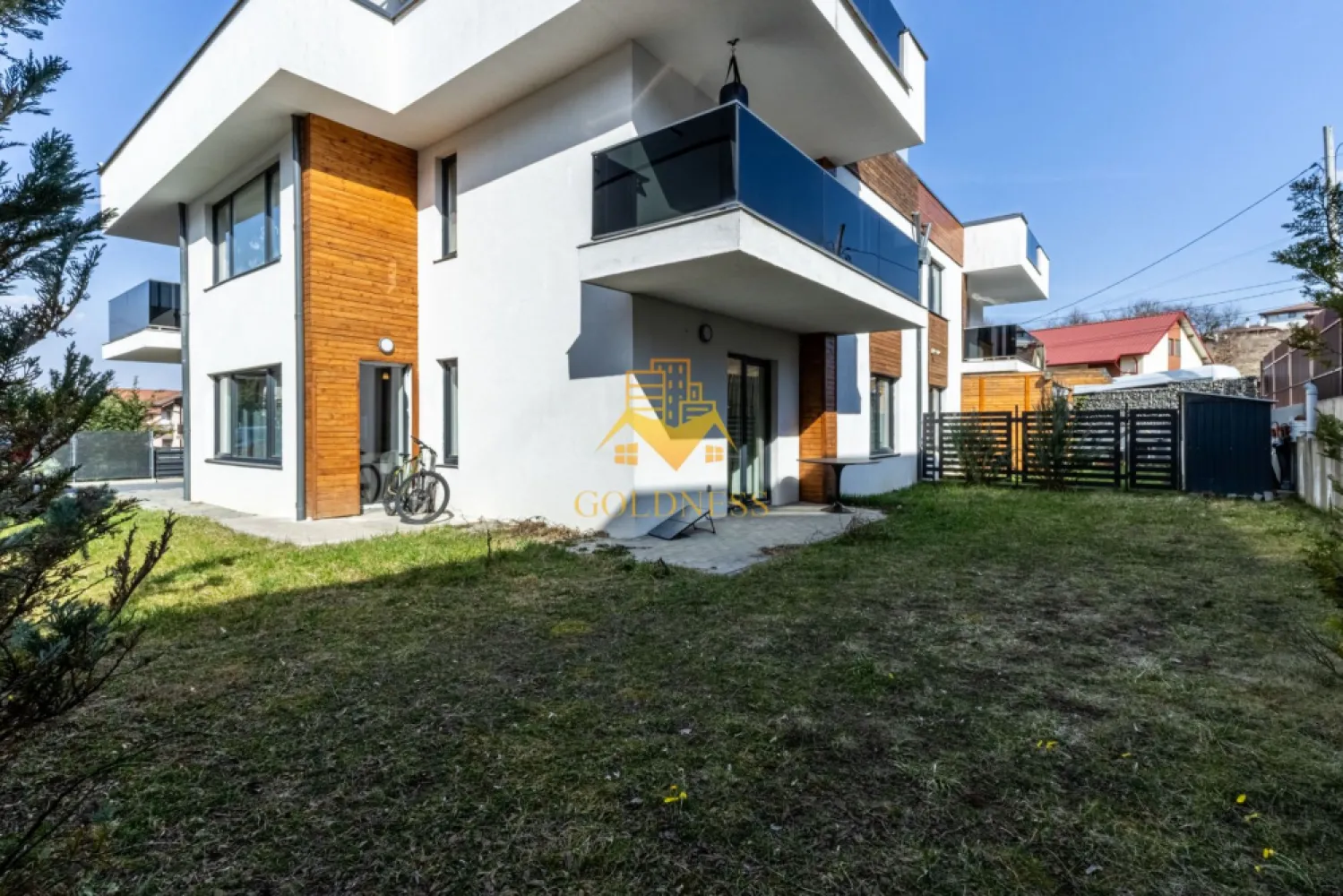 3 camere, gradina 180 mp, parcare,Manastur Zona Campului.,Pet Friendly - GOLDNESS Imobiliare vă propune spre închiriere un apartament cu 3 camere complet mobilat și utilat, la Parter într-un imobil de 2 etaje, în Cartierul Manastur.
Dispune de loc de parcare!
Se află în apropierea stațiilor de transport în comun, magazine, restaurante, spații verzi, farmacii, etc. 

Apartamentul este compartimentat astfel:
 - dormitor cu pat matrimonial, dressing, noptiere
 - dormitor cu pat matrimonial, dressing, noptiere
 - living cu bucatarie open space complet utilată și mobilată, canapea extensibilă, loc de servit masa 
 - baie cu cabina de dus, calorifer port prosop și dulap pentru depozitare.
 - baie de serviciu
 - terasa de 10 mp.
 - gradina 180 mp
 - debara de 30 mp

Imobilul este dotat cu toate cele necesare- centrală proprie, frigider, aragaz, hotă, mașină de spălat haine, masina de spalat vase, etc. 

Dacă sunteți interesați de acest apartament și doriți să îl vizionați, dar și pentru alte oferte nu ezitați să ne contactați telefonic sau prin e-mail. Vă stăm la dispoziție!
Pentru intermediere se percepe un comision de 50% din prețul chiriei!