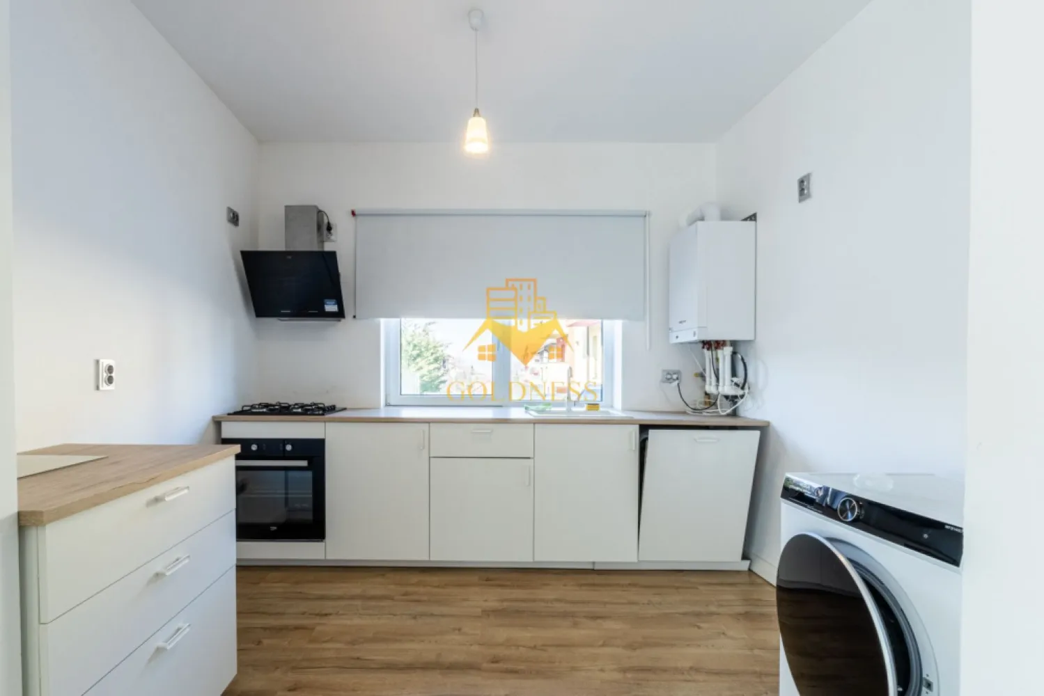 3 camere, gradina 180 mp, parcare,Manastur Zona Campului.,Pet Friendly - GOLDNESS Imobiliare vă propune spre închiriere un apartament cu 3 camere complet mobilat și utilat, la Parter într-un imobil de 2 etaje, în Cartierul Manastur.
Dispune de loc de parcare!
Se află în apropierea stațiilor de transport în comun, magazine, restaurante, spații verzi, farmacii, etc. 

Apartamentul este compartimentat astfel:
 - dormitor cu pat matrimonial, dressing, noptiere
 - dormitor cu pat matrimonial, dressing, noptiere
 - living cu bucatarie open space complet utilată și mobilată, canapea extensibilă, loc de servit masa 
 - baie cu cabina de dus, calorifer port prosop și dulap pentru depozitare.
 - baie de serviciu
 - terasa de 10 mp.
 - gradina 180 mp
 - debara de 30 mp

Imobilul este dotat cu toate cele necesare- centrală proprie, frigider, aragaz, hotă, mașină de spălat haine, masina de spalat vase, etc. 

Dacă sunteți interesați de acest apartament și doriți să îl vizionați, dar și pentru alte oferte nu ezitați să ne contactați telefonic sau prin e-mail. Vă stăm la dispoziție!
Pentru intermediere se percepe un comision de 50% din prețul chiriei!