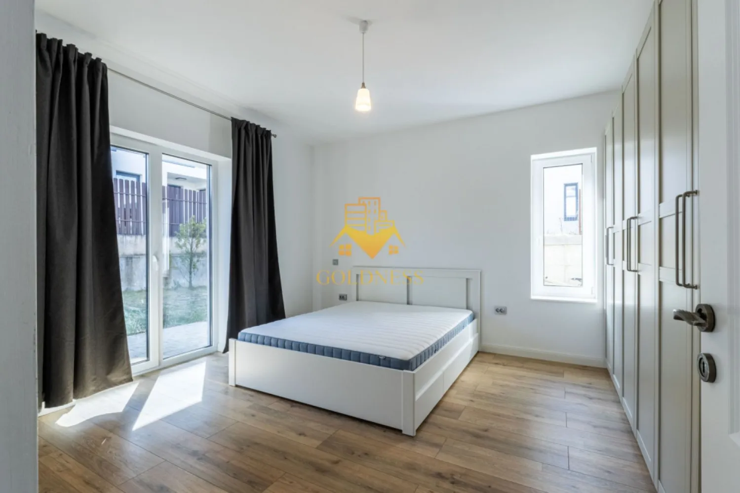 3 camere, gradina 180 mp, parcare,Manastur Zona Campului.,Pet Friendly - GOLDNESS Imobiliare vă propune spre închiriere un apartament cu 3 camere complet mobilat și utilat, la Parter într-un imobil de 2 etaje, în Cartierul Manastur.
Dispune de loc de parcare!
Se află în apropierea stațiilor de transport în comun, magazine, restaurante, spații verzi, farmacii, etc. 

Apartamentul este compartimentat astfel:
 - dormitor cu pat matrimonial, dressing, noptiere
 - dormitor cu pat matrimonial, dressing, noptiere
 - living cu bucatarie open space complet utilată și mobilată, canapea extensibilă, loc de servit masa 
 - baie cu cabina de dus, calorifer port prosop și dulap pentru depozitare.
 - baie de serviciu
 - terasa de 10 mp.
 - gradina 180 mp
 - debara de 30 mp

Imobilul este dotat cu toate cele necesare- centrală proprie, frigider, aragaz, hotă, mașină de spălat haine, masina de spalat vase, etc. 

Dacă sunteți interesați de acest apartament și doriți să îl vizionați, dar și pentru alte oferte nu ezitați să ne contactați telefonic sau prin e-mail. Vă stăm la dispoziție!
Pentru intermediere se percepe un comision de 50% din prețul chiriei!