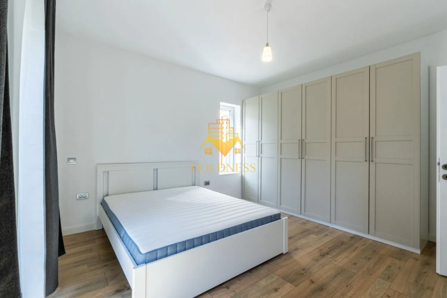 3 camere, gradina 180 mp, parcare,Manastur Zona Campului.,Pet Friendly - GOLDNESS Imobiliare vă propune spre închiriere un apartament cu 3 camere complet mobilat și utilat, la Parter într-un imobil de 2 etaje, în Cartierul Manastur.
Dispune de loc de parcare!
Se află în apropierea stațiilor de transport în comun, magazine, restaurante, spații verzi, farmacii, etc. 

Apartamentul este compartimentat astfel:
 - dormitor cu pat matrimonial, dressing, noptiere
 - dormitor cu pat matrimonial, dressing, noptiere
 - living cu bucatarie open space complet utilată și mobilată, canapea extensibilă, loc de servit masa 
 - baie cu cabina de dus, calorifer port prosop și dulap pentru depozitare.
 - baie de serviciu
 - terasa de 10 mp.
 - gradina 180 mp
 - debara de 30 mp

Imobilul este dotat cu toate cele necesare- centrală proprie, frigider, aragaz, hotă, mașină de spălat haine, masina de spalat vase, etc. 

Dacă sunteți interesați de acest apartament și doriți să îl vizionați, dar și pentru alte oferte nu ezitați să ne contactați telefonic sau prin e-mail. Vă stăm la dispoziție!
Pentru intermediere se percepe un comision de 50% din prețul chiriei!