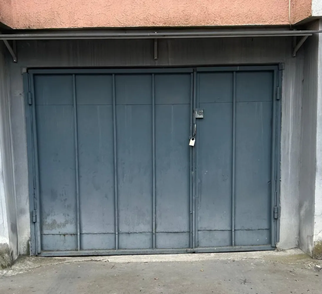 Garaj Tudor - Apa - Curent - 600 lei - Mentionati ID-ul proprietatii cand apelati: CP3207761
Contact ⓪⑦②⑥ ②②③ ⑧⑧⑥ Sebastian

Zap Imobiliare vă propune spre închiriere un garaj spațios și extrem de util, situat în cartierul Tudor, pe Strada Rodniciei, în imediata apropiere a Școlii Gimnaziale Nr. 20. Proprietatea se remarcă prin faptul că este dotată cu utilități complete, un avantaj major față de garajele standard, fiind ideală atât pentru parcarea în siguranță a unui autoturism, cât și pentru activități de depozitare sau mic atelier personal.

Spațiul dispune în partea din spate de o ușă care asigură accesul spre o încăpere suplimentară pentru depozitare/rafturi.

-- Suprafață totală: aproximativ 22 - 25 mp (include zona principală de parcare și încăperea secundară din spate)
-- Utilități: Apă curentă (chiuvetă funcțională montată pe perete) și energie electrică
-- Dotări interioare: Rafturi suspendate din lemn pentru organizarea uneltelor sau a bunurilor depozitate
-- Acces: Porți metalice solide și securizate, cu sistem de închidere dublu (închizătoare centrală și lacăt), 
Opțiuni financiare:
-- Preț închiriere: 600 Lei / lună

Detalii comision:
-- La închiriere: Comisionul agenției este de 50% din valoarea primei chirii.

Acest anunț nu corespunde cerințelor tale? Sună la numărul afișat în anunț și unul dintre agenții noștri te va ajuda cu alte oferte personalizate în funcție de cerințele tale.

Contact ⓪⑦②⑥ ②②③ ⑧⑧⑥ Sebastian