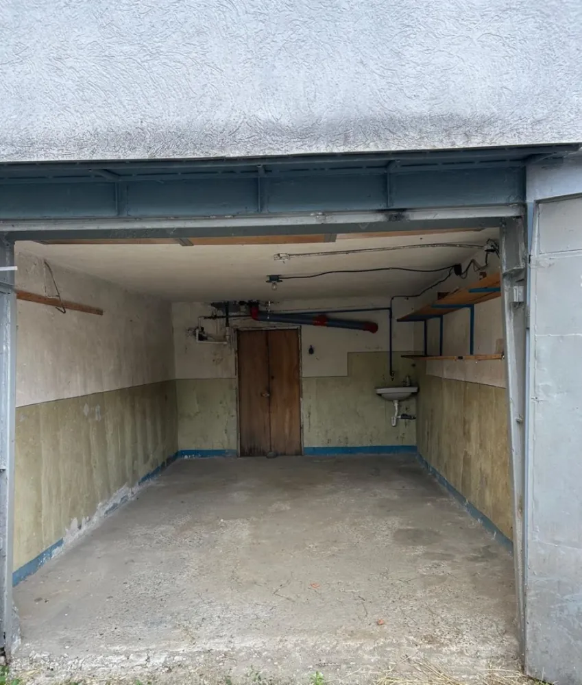 Garaj Tudor - Apa - Curent - 600 lei - Mentionati ID-ul proprietatii cand apelati: CP3207761
Contact ⓪⑦②⑥ ②②③ ⑧⑧⑥ Sebastian

Zap Imobiliare vă propune spre închiriere un garaj spațios și extrem de util, situat în cartierul Tudor, pe Strada Rodniciei, în imediata apropiere a Școlii Gimnaziale Nr. 20. Proprietatea se remarcă prin faptul că este dotată cu utilități complete, un avantaj major față de garajele standard, fiind ideală atât pentru parcarea în siguranță a unui autoturism, cât și pentru activități de depozitare sau mic atelier personal.

Spațiul dispune în partea din spate de o ușă care asigură accesul spre o încăpere suplimentară pentru depozitare/rafturi.

-- Suprafață totală: aproximativ 22 - 25 mp (include zona principală de parcare și încăperea secundară din spate)
-- Utilități: Apă curentă (chiuvetă funcțională montată pe perete) și energie electrică
-- Dotări interioare: Rafturi suspendate din lemn pentru organizarea uneltelor sau a bunurilor depozitate
-- Acces: Porți metalice solide și securizate, cu sistem de închidere dublu (închizătoare centrală și lacăt), 
Opțiuni financiare:
-- Preț închiriere: 600 Lei / lună

Detalii comision:
-- La închiriere: Comisionul agenției este de 50% din valoarea primei chirii.

Acest anunț nu corespunde cerințelor tale? Sună la numărul afișat în anunț și unul dintre agenții noștri te va ajuda cu alte oferte personalizate în funcție de cerințele tale.

Contact ⓪⑦②⑥ ②②③ ⑧⑧⑥ Sebastian
