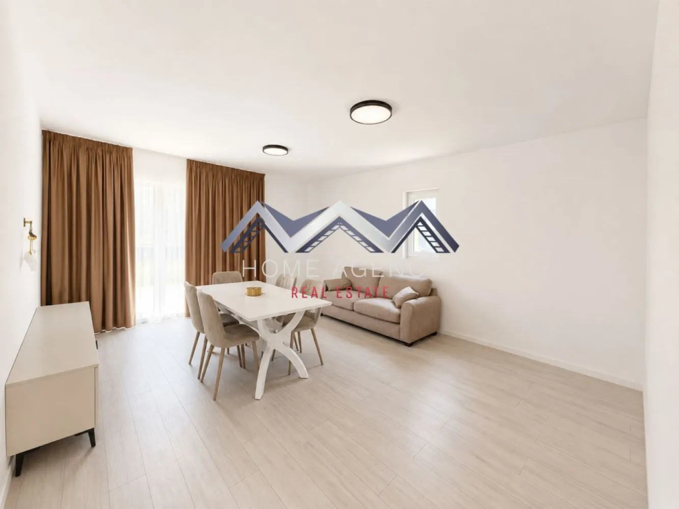 Casă pe parter | 300 mp curte | prima închiriere - Vă propunem, spre închiriere, o casă individuală nouă, construită pe parter, situată într-un complex rezidențial nou, cu acces privat, în zona Tunari – Otopeni. Proprietatea este complet mobilată și utilată, fiind pregătită pentru mutare imediată și oferind toate condițiile necesare unui stil de viață confortabil.

Amplasarea este unul dintre punctele forte ale locuinței, cu acces rapid către Pipera, Otopeni, DN1, Autostrada A3, Centura București Nord și Autostrada A0. În apropiere se regăsesc supermarketuri, restaurante, cafenele, farmacii, școli și grădinițe, atât private, cât și de stat, precum și alte facilități necesare unei vieți de zi cu zi.

Casa este compartimentată eficient și oferă un spațiu bine organizat. Livingul este luminos și generos, cu acces direct către grădina proprie, un loc ideal pentru relaxare sau petrecerea timpului în aer liber. Bucătăria este închisă, complet mobilată și utilată, fiind amenajată cu mobilier realizat la comandă și electrocasnice moderne, oferind suficient spațiu pentru gătit și depozitare.

Zona de noapte este compusă din două dormitoare confortabile. În plus, proprietatea dispune de un pod înalt, ideal pentru depozitarea obiectelor utilizate mai rar.

Designul interior modern, în nuanțe naturale, împreună cu suprafețele vitrate generoase, oferă un ambient luminos, elegant și primitor. Construcția este realizată din cărămidă și beneficiază de izolație exterioară cu polistiren, izolație interioară cu vată minerală și pod izolat cu spumă poliuretanică, asigurând un confort termic ridicat și un consum eficient de energie pe tot parcursul anului. Terasa acoperită, dotată cu copertină retractabilă, și grădina proprie completează perfect această proprietate, oferind un spațiu ideal pentru momentele de relaxare alături de familie sau prieteni.

Dacă sunteți în căutarea unei case noi, moderne, aflate la prima închiriere, într-o zonă liniștită, dar foarte bine conectată cu Bucureștiul și zona de nord, această proprietate reprezintă o alegere excelentă.

Vă invităm să ne contactați pentru mai multe informații și pentru programarea unei vizionări!
