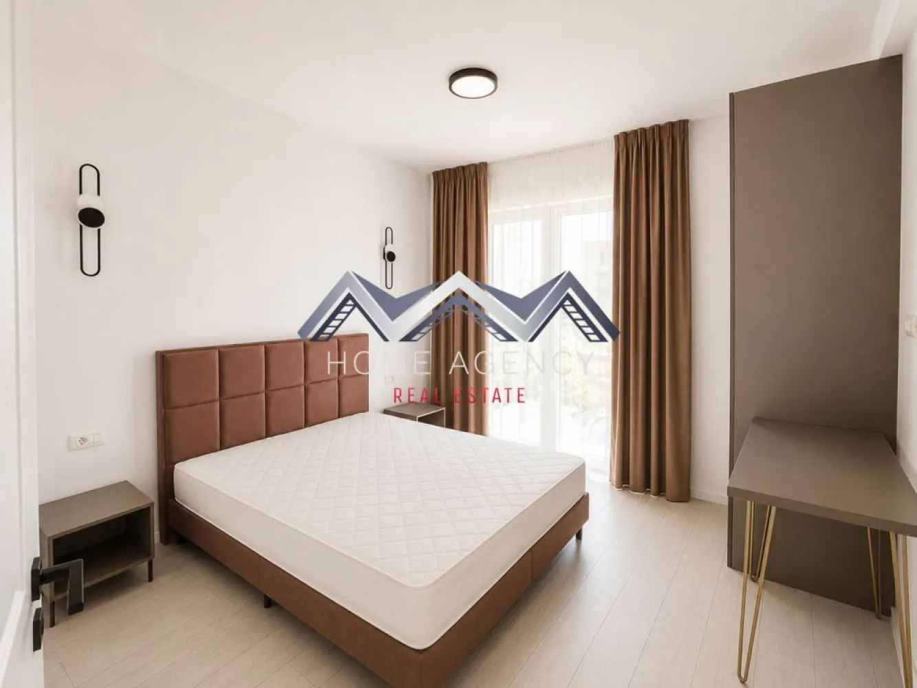 Casă pe parter | 300 mp curte | prima închiriere - Vă propunem, spre închiriere, o casă individuală nouă, construită pe parter, situată într-un complex rezidențial nou, cu acces privat, în zona Tunari – Otopeni. Proprietatea este complet mobilată și utilată, fiind pregătită pentru mutare imediată și oferind toate condițiile necesare unui stil de viață confortabil.

Amplasarea este unul dintre punctele forte ale locuinței, cu acces rapid către Pipera, Otopeni, DN1, Autostrada A3, Centura București Nord și Autostrada A0. În apropiere se regăsesc supermarketuri, restaurante, cafenele, farmacii, școli și grădinițe, atât private, cât și de stat, precum și alte facilități necesare unei vieți de zi cu zi.

Casa este compartimentată eficient și oferă un spațiu bine organizat. Livingul este luminos și generos, cu acces direct către grădina proprie, un loc ideal pentru relaxare sau petrecerea timpului în aer liber. Bucătăria este închisă, complet mobilată și utilată, fiind amenajată cu mobilier realizat la comandă și electrocasnice moderne, oferind suficient spațiu pentru gătit și depozitare.

Zona de noapte este compusă din două dormitoare confortabile. În plus, proprietatea dispune de un pod înalt, ideal pentru depozitarea obiectelor utilizate mai rar.

Designul interior modern, în nuanțe naturale, împreună cu suprafețele vitrate generoase, oferă un ambient luminos, elegant și primitor. Construcția este realizată din cărămidă și beneficiază de izolație exterioară cu polistiren, izolație interioară cu vată minerală și pod izolat cu spumă poliuretanică, asigurând un confort termic ridicat și un consum eficient de energie pe tot parcursul anului. Terasa acoperită, dotată cu copertină retractabilă, și grădina proprie completează perfect această proprietate, oferind un spațiu ideal pentru momentele de relaxare alături de familie sau prieteni.

Dacă sunteți în căutarea unei case noi, moderne, aflate la prima închiriere, într-o zonă liniștită, dar foarte bine conectată cu Bucureștiul și zona de nord, această proprietate reprezintă o alegere excelentă.

Vă invităm să ne contactați pentru mai multe informații și pentru programarea unei vizionări!