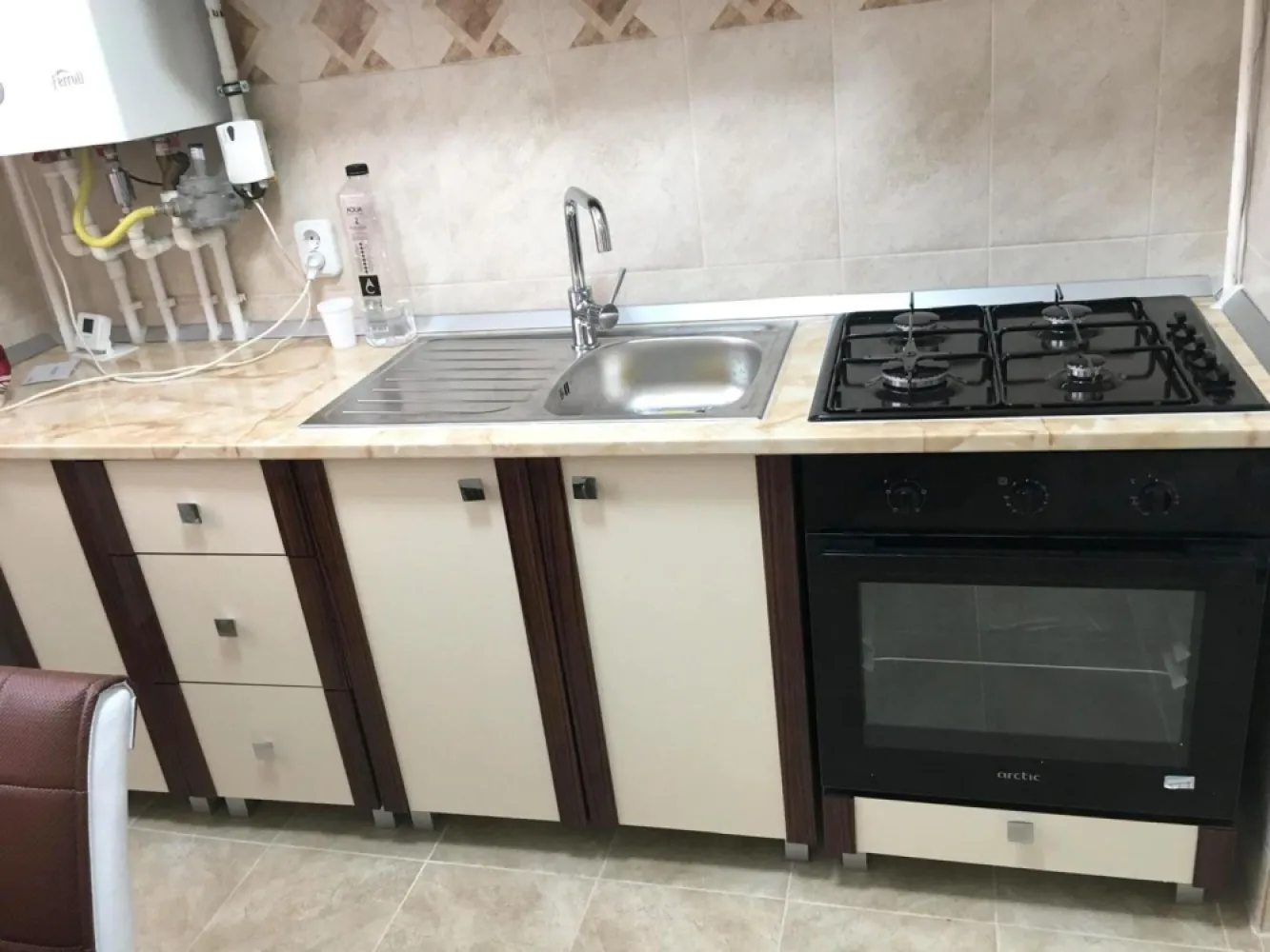 Apartament cu 2 camere, etaj intermediar - Tiglina 1, Penny - Visezi la un cămin confortabil și modern? Acest apartament cu 2 camere din Tiglina 1 este alegerea perfectă pentru tine! Situat la etaj intermediar, acest apartament este ideal pentru cei care doresc să se bucure de liniștea și frumusețea zonei, având Faleza la câțiva pași distanță. *Detalii apartament:* - *Suprafață:* 2 camere spațioase, perfect amenajate - *Mobilat și utilat complet:* Apartamentul dispune de mobilier de bună calitate, oferindu-ți tot confortul de care ai nevoie. - *Dotări:* Centrala proprie pentru un control optim al temperaturii, parchet elegant, gresie și faianță de calitate în zonele umede. - *Stare:* Apartamentul este curat și îngrijit, gata să te primească. *Informații suplimentare:* - Se închiriază pe termen lung, minim 6 luni - Preț chirie: 375 euro/lună - Comision agenție: 75% din valoarea unei luni de chirie Nu rata ocazia de a locui într-un apartament care îmbină confortul cu o locație excelentă! Contactează-ne pentru mai multe detalii sau pentru a programa o vizionare! }}