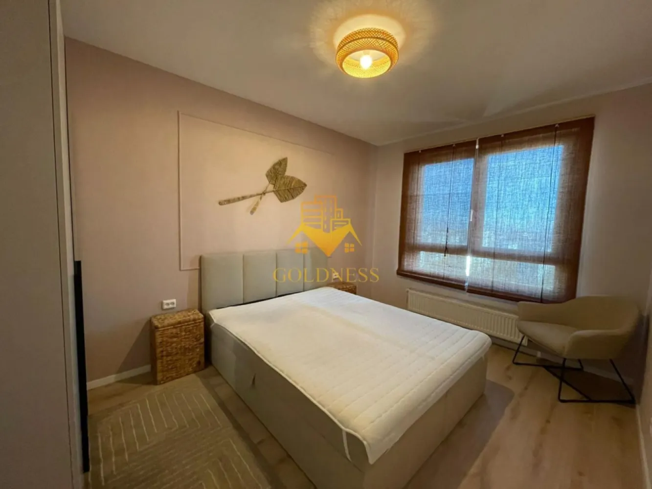 2 Camere de Lux, Park Lake, Parcare, Intre Lacuri, Iulius Mall, FSEGA - GOLDNESS Imobiliare vă propune spre închiriere un apartament cu 2 camere complet mobilat și utilat, la etajul 10 într-un imobil de 10 etaje, în cartierul Intre Lacuri. Apartamentul este compartimentat astfel: - dormitor cu pat matrimonial, dressing, noptiere - living cu canapea extensibila, spatii de depozitare, aer conditionat, TV - bucatarie complet dotata si echipata cu plita electrica, masina de spalat vase - baie cu caba de dus, calorifer port prosop inox și dulap pentru depozitare. - terasa de 11 mp. Imobilul este dotat cu toate cele necesare- centrală proprie, mașină de spălat haine, frigider, plită electrică, hotă, TV, etc. Se află în apropierea stațiilor de transport în comun, magazine, restaurante, spații verzi, farmacii, etc. Dispune de loc de parcare subteran! Dacă sunteți interesați de acest apartament și doriți să îl vizionați, dar și pentru alte oferte sau detalii nu ezitați să ne contactați telefonic sau prin e-mail - goldnessimobiliare@gmail.com. Vă stăm la dispoziție! }}