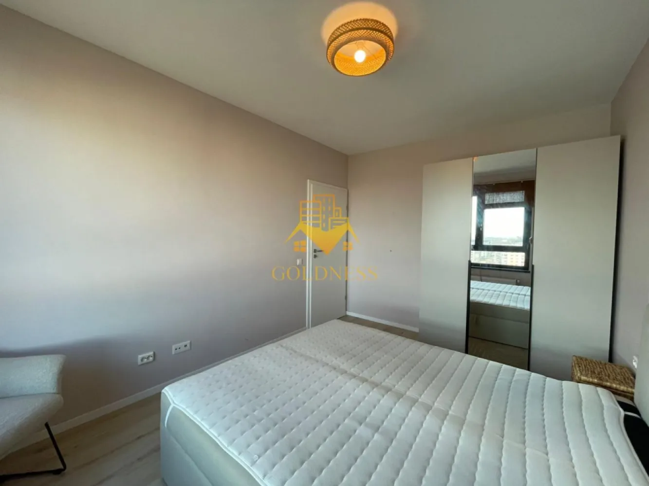 2 Camere de Lux, Park Lake, Parcare, Intre Lacuri, Iulius Mall, FSEGA - GOLDNESS Imobiliare vă propune spre închiriere un apartament cu 2 camere complet mobilat și utilat, la etajul 10 într-un imobil de 10 etaje, în cartierul Intre Lacuri. Apartamentul este compartimentat astfel: - dormitor cu pat matrimonial, dressing, noptiere - living cu canapea extensibila, spatii de depozitare, aer conditionat, TV - bucatarie complet dotata si echipata cu plita electrica, masina de spalat vase - baie cu caba de dus, calorifer port prosop inox și dulap pentru depozitare. - terasa de 11 mp. Imobilul este dotat cu toate cele necesare- centrală proprie, mașină de spălat haine, frigider, plită electrică, hotă, TV, etc. Se află în apropierea stațiilor de transport în comun, magazine, restaurante, spații verzi, farmacii, etc. Dispune de loc de parcare subteran! Dacă sunteți interesați de acest apartament și doriți să îl vizionați, dar și pentru alte oferte sau detalii nu ezitați să ne contactați telefonic sau prin e-mail - goldnessimobiliare@gmail.com. Vă stăm la dispoziție! }}