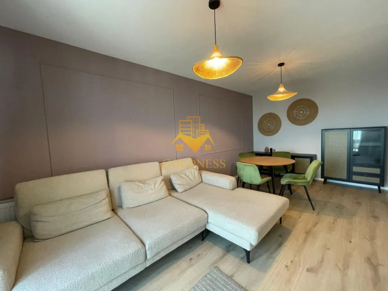 2 Camere de Lux, Park Lake, Parcare, Intre Lacuri, Iulius Mall, FSEGA - GOLDNESS Imobiliare vă propune spre închiriere un apartament cu 2 camere complet mobilat și utilat, la etajul 10 într-un imobil de 10 etaje, în cartierul Intre Lacuri. Apartamentul este compartimentat astfel: - dormitor cu pat matrimonial, dressing, noptiere - living cu canapea extensibila, spatii de depozitare, aer conditionat, TV - bucatarie complet dotata si echipata cu plita electrica, masina de spalat vase - baie cu caba de dus, calorifer port prosop inox și dulap pentru depozitare. - terasa de 11 mp. Imobilul este dotat cu toate cele necesare- centrală proprie, mașină de spălat haine, frigider, plită electrică, hotă, TV, etc. Se află în apropierea stațiilor de transport în comun, magazine, restaurante, spații verzi, farmacii, etc. Dispune de loc de parcare subteran! Dacă sunteți interesați de acest apartament și doriți să îl vizionați, dar și pentru alte oferte sau detalii nu ezitați să ne contactați telefonic sau prin e-mail - goldnessimobiliare@gmail.com. Vă stăm la dispoziție! }}