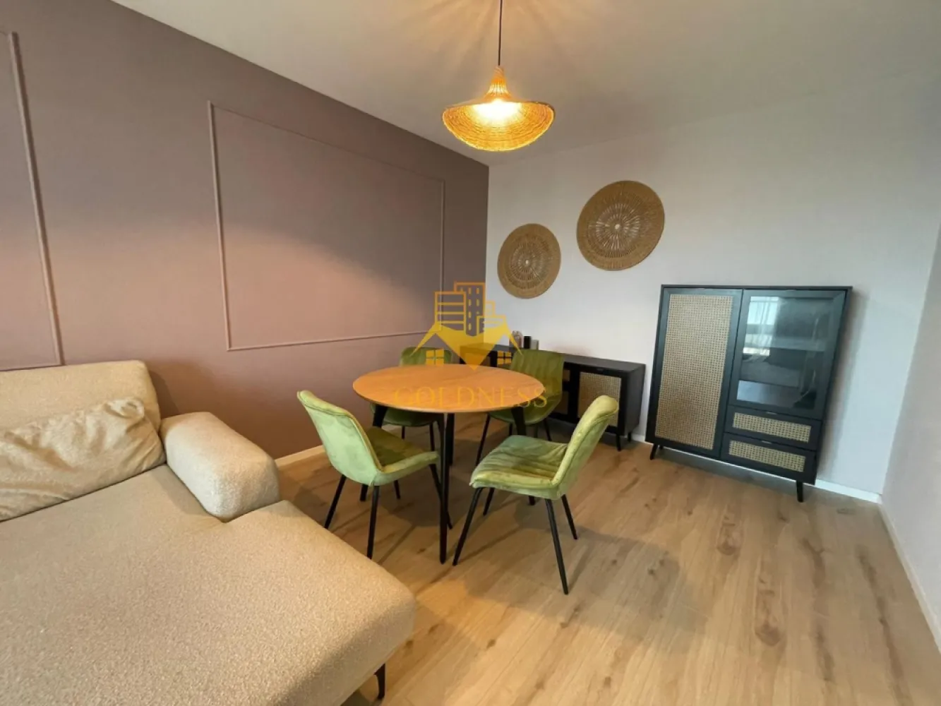 2 Camere de Lux, Park Lake, Parcare, Intre Lacuri, Iulius Mall, FSEGA - GOLDNESS Imobiliare vă propune spre închiriere un apartament cu 2 camere complet mobilat și utilat, la etajul 10 într-un imobil de 10 etaje, în cartierul Intre Lacuri. Apartamentul este compartimentat astfel: - dormitor cu pat matrimonial, dressing, noptiere - living cu canapea extensibila, spatii de depozitare, aer conditionat, TV - bucatarie complet dotata si echipata cu plita electrica, masina de spalat vase - baie cu caba de dus, calorifer port prosop inox și dulap pentru depozitare. - terasa de 11 mp. Imobilul este dotat cu toate cele necesare- centrală proprie, mașină de spălat haine, frigider, plită electrică, hotă, TV, etc. Se află în apropierea stațiilor de transport în comun, magazine, restaurante, spații verzi, farmacii, etc. Dispune de loc de parcare subteran! Dacă sunteți interesați de acest apartament și doriți să îl vizionați, dar și pentru alte oferte sau detalii nu ezitați să ne contactați telefonic sau prin e-mail - goldnessimobiliare@gmail.com. Vă stăm la dispoziție! }}