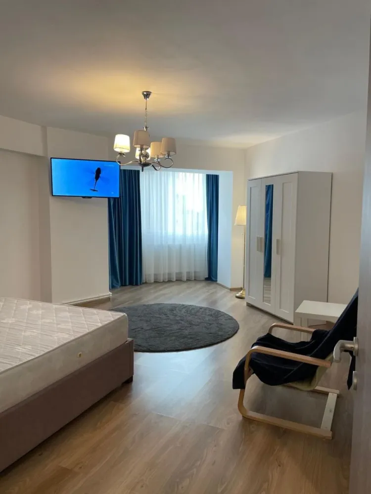 Apartament cu o camera, mobilat si utilat, sup 47 mp - Faleza Dunarii - Vă prezentăm spre inchiriere o proprietate imobiliară deosebită - un apartament cu o cameră situat într-o zonă privilegiată, pe Faleza Dunării. Cu o suprafață generoasă de 47 mp, acest apartament a fost complet renovat cu materiale de cea mai bună calitate, oferind un design modern și o atmosferă confortabilă. Locuința este mobilată și utilată cu gust și atenție la detalii, interiorul dispune de un dormitor spațios și luminos, o baie modernă cu finisaje elegante și accesorii noi și o bucătărie modernă și complet utilată. Apartamentul se află la etaj intermediar, intr-un imobil dat in folosinta in anul 1988. Amplasarea ideală a acestui apartament în zona Faleza Dunării permite accesul facil la diverse facilități urbane, precum restaurante, cafenele, magazine și multe altele. Pretul propus pentru inchiriere este de - 400 euro pentru contract de minim 12 lni sau mai mult. La semnarea contractului se va achita - chiria, o garantie returnabila echivalenta cu prima luna de chirie si comisionul agentiei. Relatii suplimentare la tel 0746252252 - Liliana Ene, consilier imobiliar Mag Invest }}
