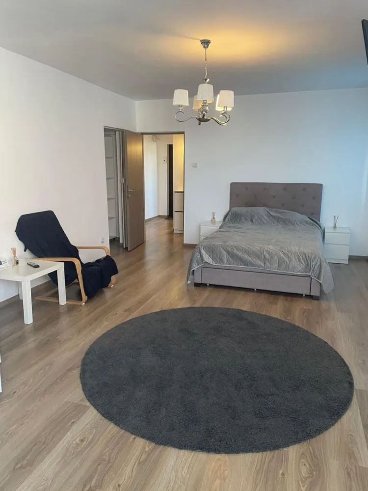 Apartament cu o camera, mobilat si utilat, sup 47 mp - Faleza Dunarii - Vă prezentăm spre inchiriere o proprietate imobiliară deosebită - un apartament cu o cameră situat într-o zonă privilegiată, pe Faleza Dunării. Cu o suprafață generoasă de 47 mp, acest apartament a fost complet renovat cu materiale de cea mai bună calitate, oferind un design modern și o atmosferă confortabilă. Locuința este mobilată și utilată cu gust și atenție la detalii, interiorul dispune de un dormitor spațios și luminos, o baie modernă cu finisaje elegante și accesorii noi și o bucătărie modernă și complet utilată. Apartamentul se află la etaj intermediar, intr-un imobil dat in folosinta in anul 1988. Amplasarea ideală a acestui apartament în zona Faleza Dunării permite accesul facil la diverse facilități urbane, precum restaurante, cafenele, magazine și multe altele. Pretul propus pentru inchiriere este de - 400 euro pentru contract de minim 12 lni sau mai mult. La semnarea contractului se va achita - chiria, o garantie returnabila echivalenta cu prima luna de chirie si comisionul agentiei. Relatii suplimentare la tel 0746252252 - Liliana Ene, consilier imobiliar Mag Invest }}