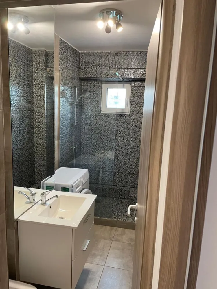 Apartament cu o camera, mobilat si utilat, sup 47 mp - Faleza Dunarii - Vă prezentăm spre inchiriere o proprietate imobiliară deosebită - un apartament cu o cameră situat într-o zonă privilegiată, pe Faleza Dunării. Cu o suprafață generoasă de 47 mp, acest apartament a fost complet renovat cu materiale de cea mai bună calitate, oferind un design modern și o atmosferă confortabilă. Locuința este mobilată și utilată cu gust și atenție la detalii, interiorul dispune de un dormitor spațios și luminos, o baie modernă cu finisaje elegante și accesorii noi și o bucătărie modernă și complet utilată. Apartamentul se află la etaj intermediar, intr-un imobil dat in folosinta in anul 1988. Amplasarea ideală a acestui apartament în zona Faleza Dunării permite accesul facil la diverse facilități urbane, precum restaurante, cafenele, magazine și multe altele. Pretul propus pentru inchiriere este de - 400 euro pentru contract de minim 12 lni sau mai mult. La semnarea contractului se va achita - chiria, o garantie returnabila echivalenta cu prima luna de chirie si comisionul agentiei. Relatii suplimentare la tel 0746252252 - Liliana Ene, consilier imobiliar Mag Invest }}