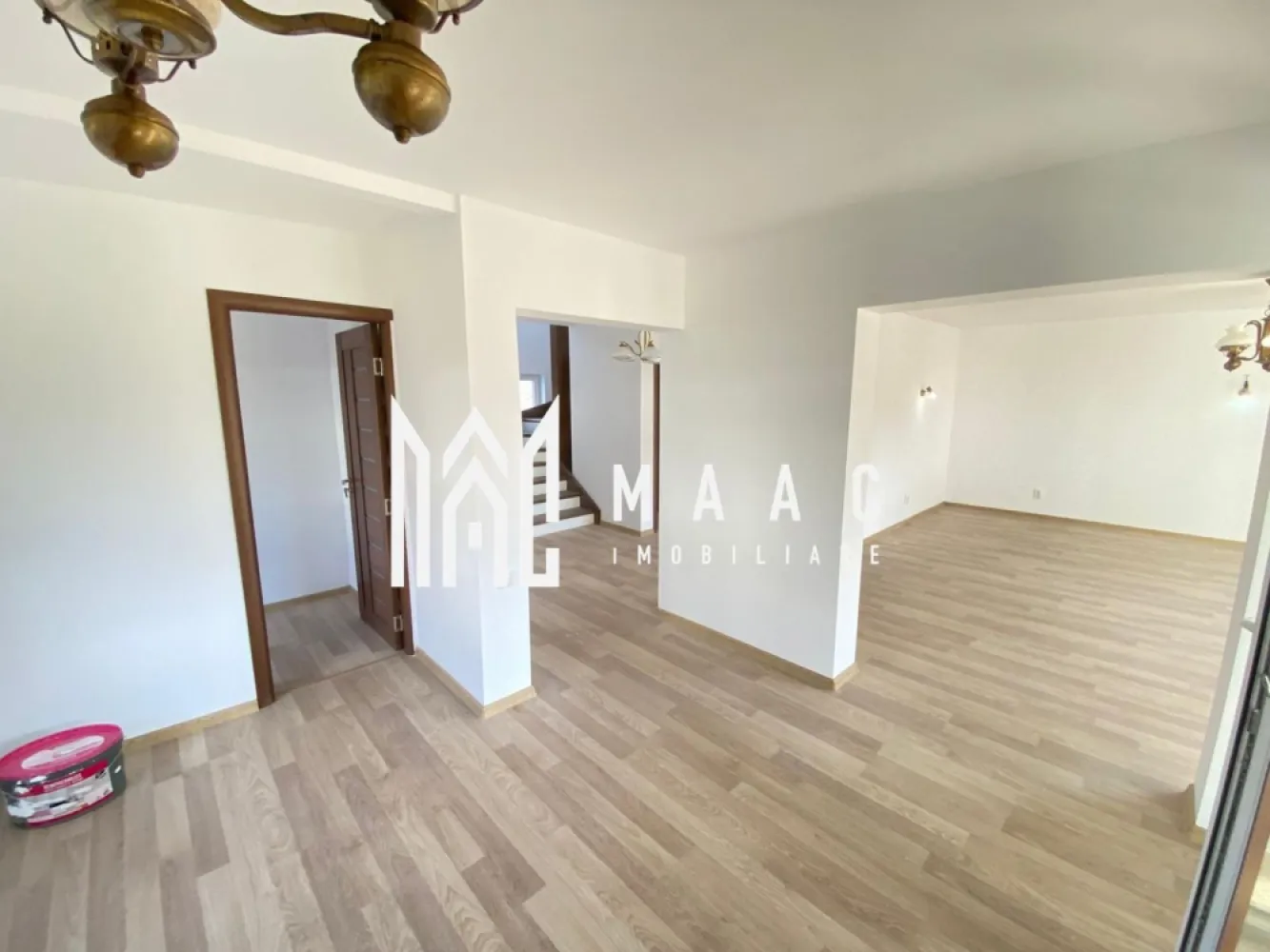 Duplex modern | 138 mp utili | Curte 370 mp | 4 Camere | Cisnădie - Maac Imobiliare prezintă un duplex modern, finalizat în 2024, situat în Cisnădie, la doar 10 minute de Sibiu. Proprietatea se remarcă prin compartimentarea practică, finisajele de calitate și curtea generoasă, fiind ideală pentru o familie care își dorește confort și liniște. Caracteristici principale Suprafață utilă: 138 mp Regim de înălțime: P+1E+Pod Curte: 370 mp, amenajată cu pavaj și gazon Terasă: 15 mp 2 balcoane de câte 8 mp fiecare Compartimentare Parter: Living luminos și spațios Bucătărie (open space sau separată, la alegere) 3 spații pentru depozitare 1 baie Acces direct către terasă Etaj: 3 dormitoare mari Dressing 1 baie 2 balcoane Pod: Spațiu pentru depozitare Detalii și dotări Predare la cheie, interior și exterior Centrală proprie cu calorifere Ferestre PVC, uși interioare celulare Parchet, prize și aplice montate Parcare privată în curte Avantaje Zonă liniștită, aproape de magazine și mijloace de transport Construcție nouă, finisaje moderne Spații generoase, perfecte pentru familie Pentru detalii sau programarea unei vizionări, menționați ID: CP2807404. }}