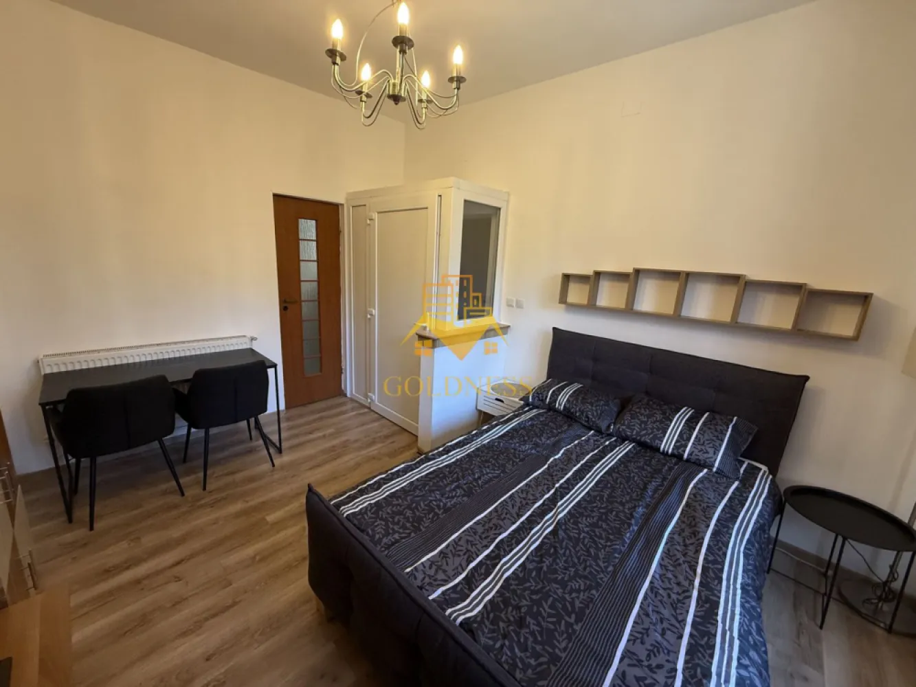 Garsoniera, UMF, Platinia, Piezisa, Central, Motilor - GOLDNESS Imobiliare vă propune spre închiriere o garsoniera complet mobilat și utilat, la parterul unui imobil de 1 etaj, într-o zona centrala! Se afla in fata facultatii de medicina! Se află în apropierea stațiilor de transport în comun, magazine, restaurante, spații verzi, farmacii, etc. Apartamentul este compartimentat astfel: - dormitor cu pat matrimonial, dressing, noptiere - bucatarie complet utilată și mobilată, loc de servit masa - baie cu dus walk-in , calorifer port prosop și dulap pentru depozitare. Imobilul este dotat cu toate cele necesare- centrală proprie, frigider, aragaz, hotă, mașină de spălat haine, etc. Dacă sunteți interesați de acest apartament și doriți să îl vizionați, dar și pentru alte oferte nu ezitați să ne contactați telefonic sau prin e-mail. Vă stăm la dispoziție! Pentru intermediere se percepe un comision de 50% din prețul chiriei! }}