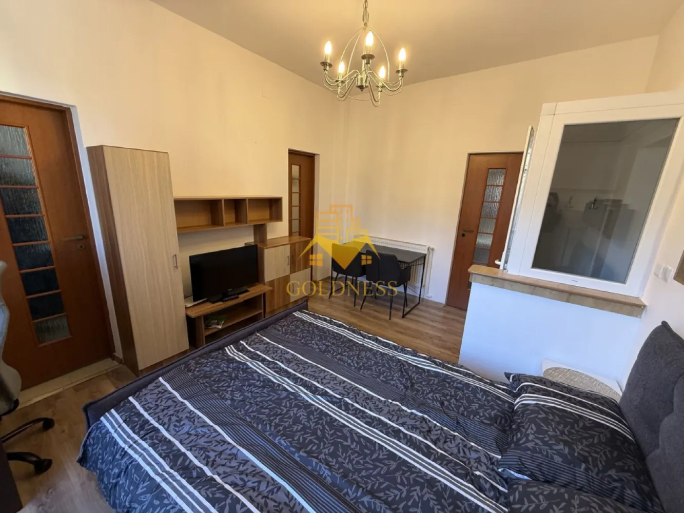 Garsoniera, UMF, Platinia, Piezisa, Central, Motilor - GOLDNESS Imobiliare vă propune spre închiriere o garsoniera complet mobilat și utilat, la parterul unui imobil de 1 etaj, într-o zona centrala! Se afla in fata facultatii de medicina! Se află în apropierea stațiilor de transport în comun, magazine, restaurante, spații verzi, farmacii, etc. Apartamentul este compartimentat astfel: - dormitor cu pat matrimonial, dressing, noptiere - bucatarie complet utilată și mobilată, loc de servit masa - baie cu dus walk-in , calorifer port prosop și dulap pentru depozitare. Imobilul este dotat cu toate cele necesare- centrală proprie, frigider, aragaz, hotă, mașină de spălat haine, etc. Dacă sunteți interesați de acest apartament și doriți să îl vizionați, dar și pentru alte oferte nu ezitați să ne contactați telefonic sau prin e-mail. Vă stăm la dispoziție! Pentru intermediere se percepe un comision de 50% din prețul chiriei! }}